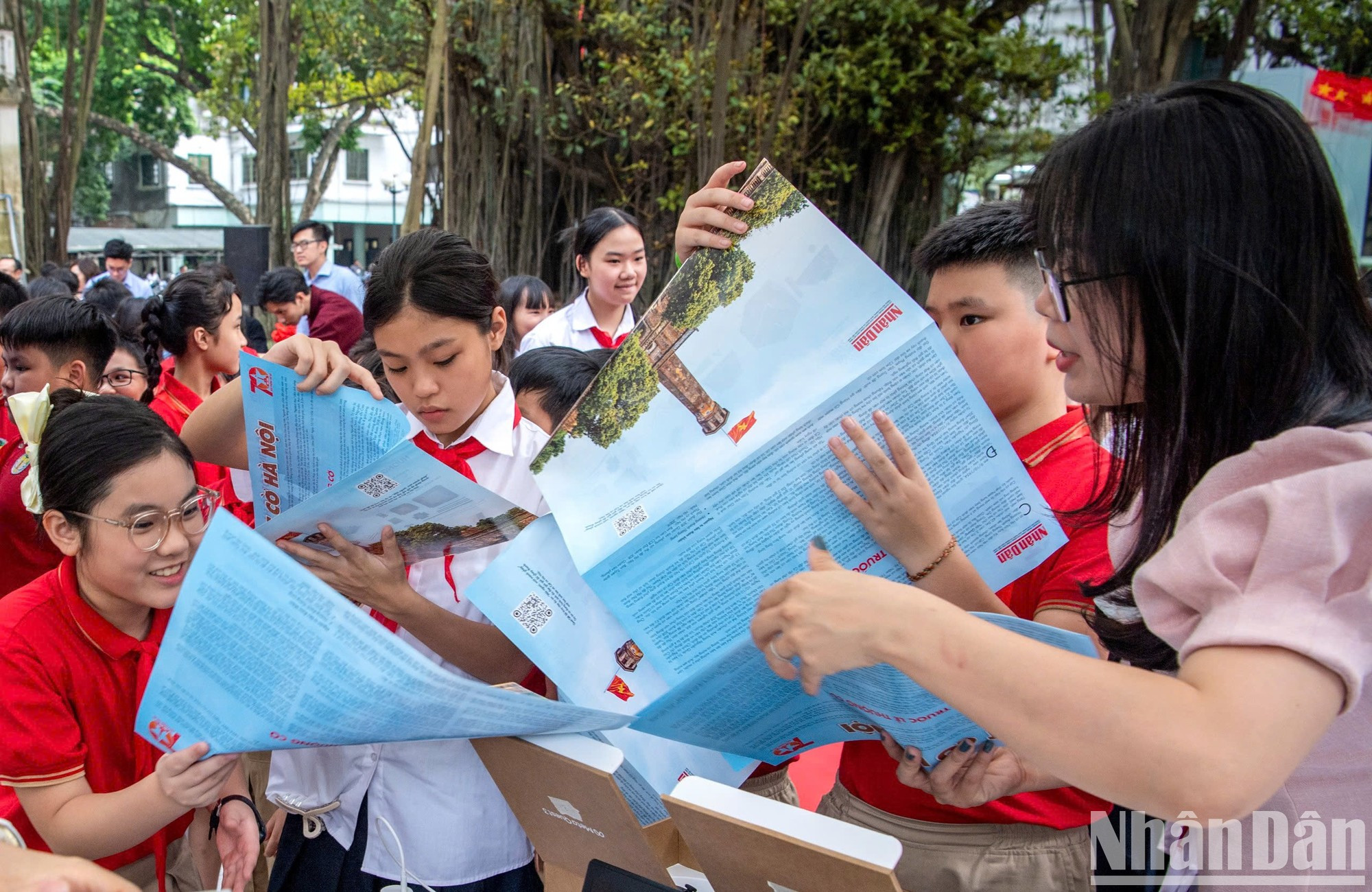 El suplemento también contiene información completa sobre la Torre de la Bandera de Hanói. El suplemento también contiene información completa sobre la Torre de la Bandera de Hanói.