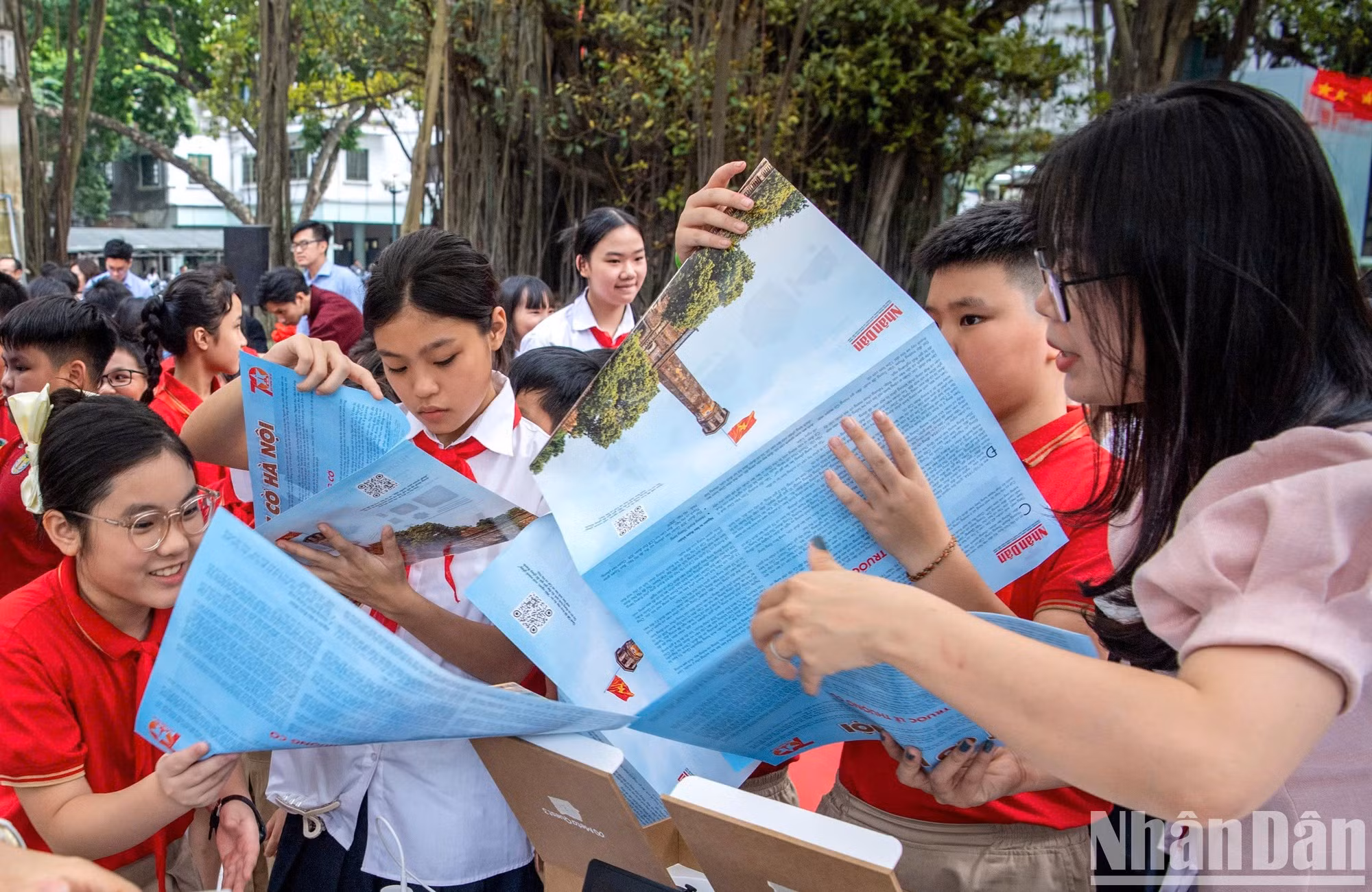 El suplemento también contiene información completa sobre la Torre de la Bandera de Hanói.