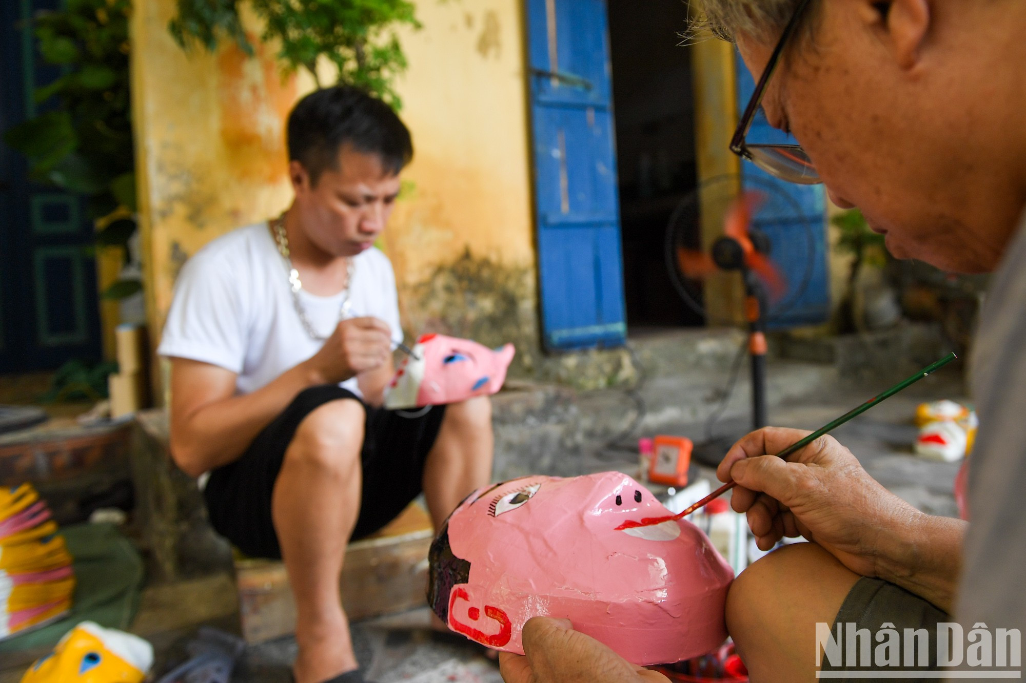 Los juguetes de la aldea de Ong Hao están hechos a mano con materiales como bambú, papel y cartón. Los juguetes de la aldea de Ong Hao están hechos a mano con materiales como bambú, papel y cartón.