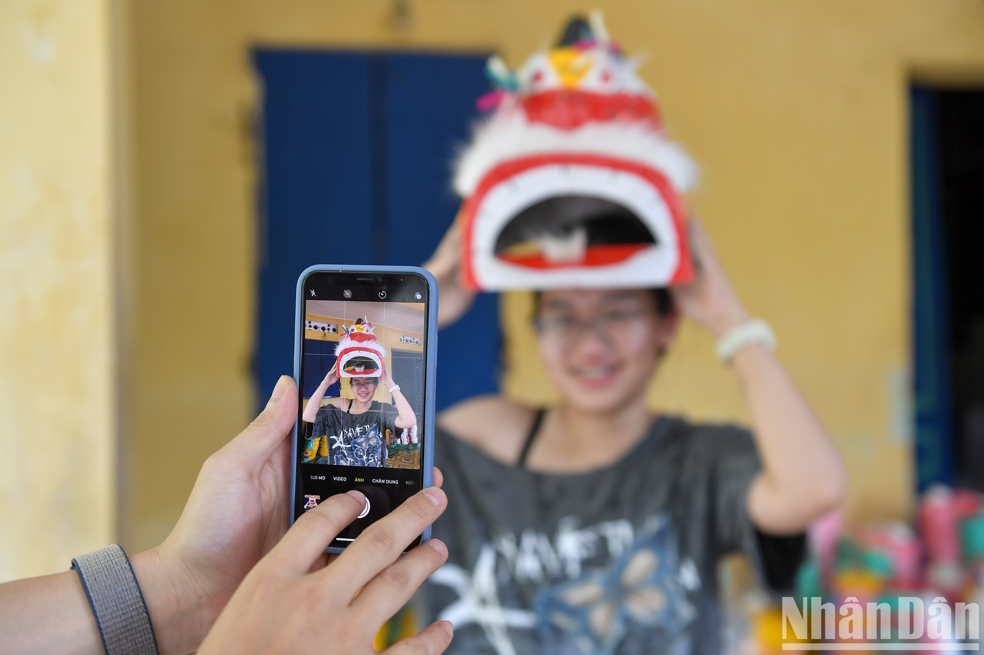 Los jóvenes con las tradicionales máscaras de papel maché. Los jóvenes con las tradicionales máscaras de papel maché.