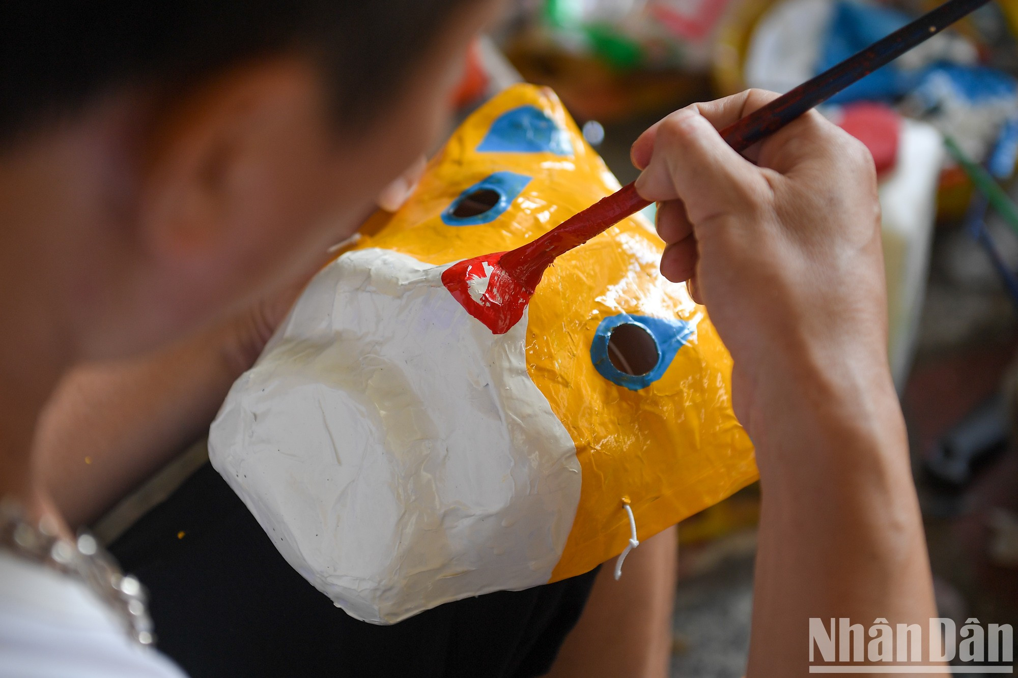 Cada detalle de la máscara es pintado cuidadosamente por los artesanos. Cada detalle de la máscara es pintado cuidadosamente por los artesanos.