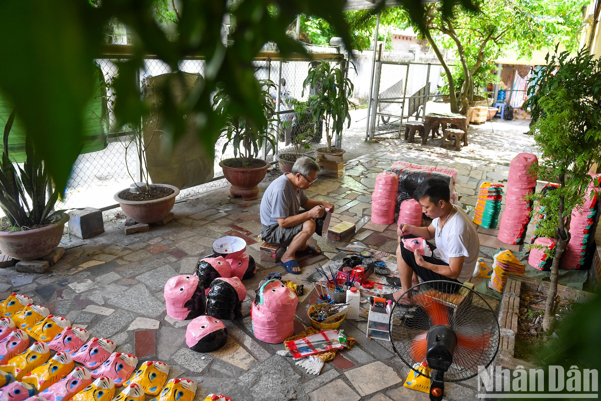 Vu Huy Dong, que lleva más de 40 años en el negocio, dijo que hace unos diez años, las ventas de juguetes tradicionales se estancaron y no podían competir con los importados, pero en los últimos años han resurgido con fuerza. Vu Huy Dong, que lleva más de 40 años en el negocio, dijo que hace unos diez años, las ventas de juguetes tradicionales se estancaron y no podían competir con los importados, pero en los últimos años han resurgido con fuerza.