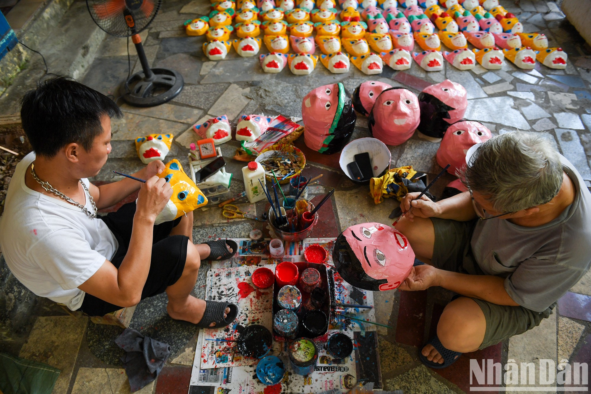 Los juguetes favoritos de los niños son creados por artesanos a partir de simples máscaras. Los juguetes favoritos de los niños son creados por artesanos a partir de simples máscaras.