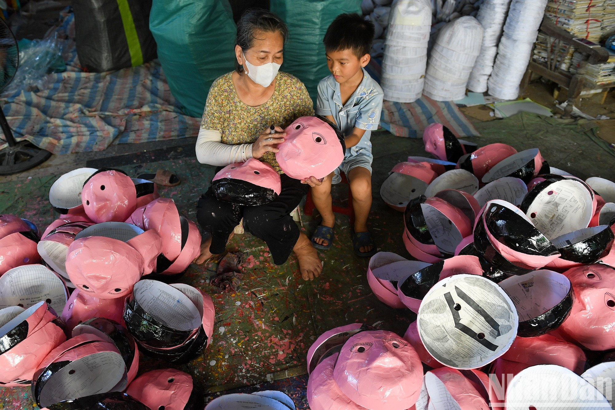 Coloridas máscaras de papel maché impregnadas de la tradición del Festival del Medio Otoño. Coloridas máscaras de papel maché impregnadas de la tradición del Festival del Medio Otoño.