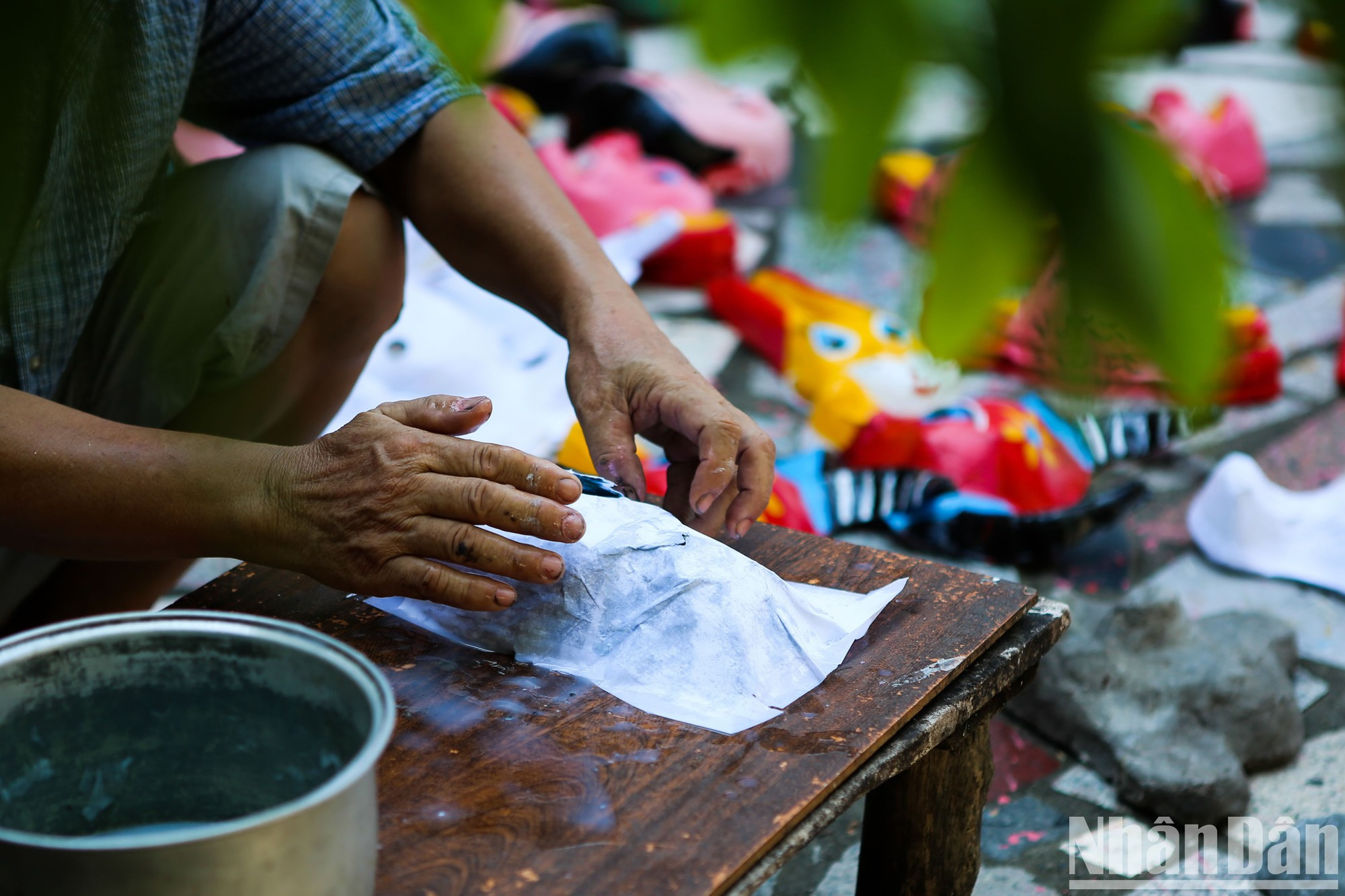Cada máscara se fabrica con un molde de cemento diferente en el que el artesano coloca capas de papel y luego aplica pegamento. Cada máscara se fabrica con un molde de cemento diferente en el que el artesano coloca capas de papel y luego aplica pegamento.