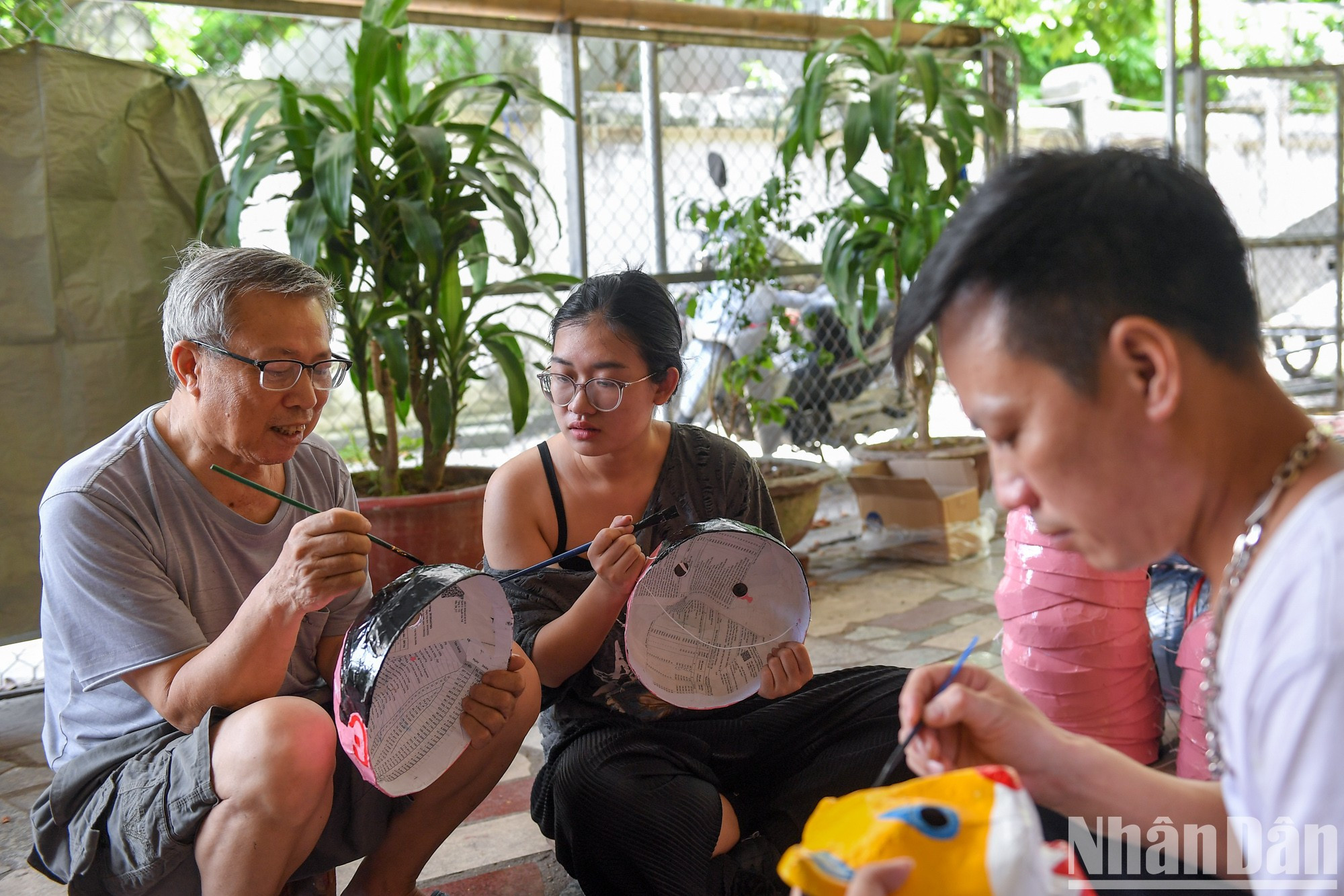 Desde el comienzo del séptimo mes lunar, su familia ha recibido numerosos visitantes, incluidos niños de jardines de infancia que vienen a aprender sobre las máscaras de papel maché. Desde el comienzo del séptimo mes lunar, su familia ha recibido numerosos visitantes, incluidos niños de jardines de infancia que vienen a aprender sobre las máscaras de papel maché.