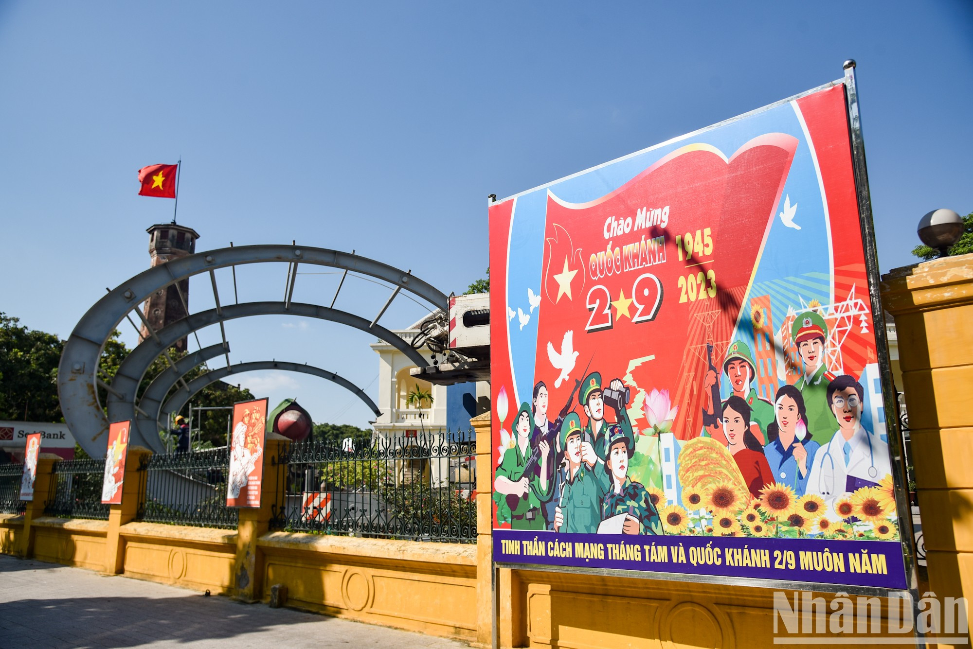 Frente al Museo de Historia Militar de Vietnam hay un gran cartel promocional en saludo a la fiesta nacional. Frente al Museo de Historia Militar de Vietnam hay un gran cartel promocional en saludo a la fiesta nacional.