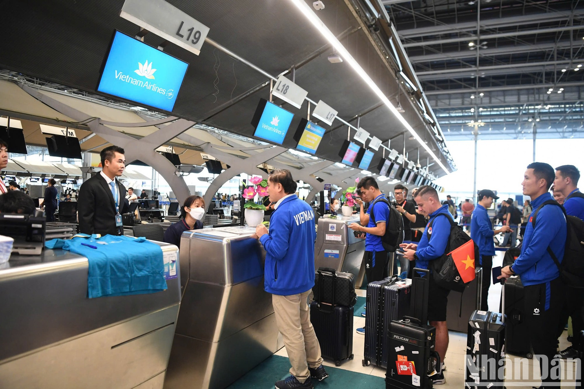 Representantes de la sucursal de Vietnam Airlines ayudan al equipo con los procedimientos de vuelo. Representantes de la sucursal de Vietnam Airlines ayudan al equipo con los procedimientos de vuelo.