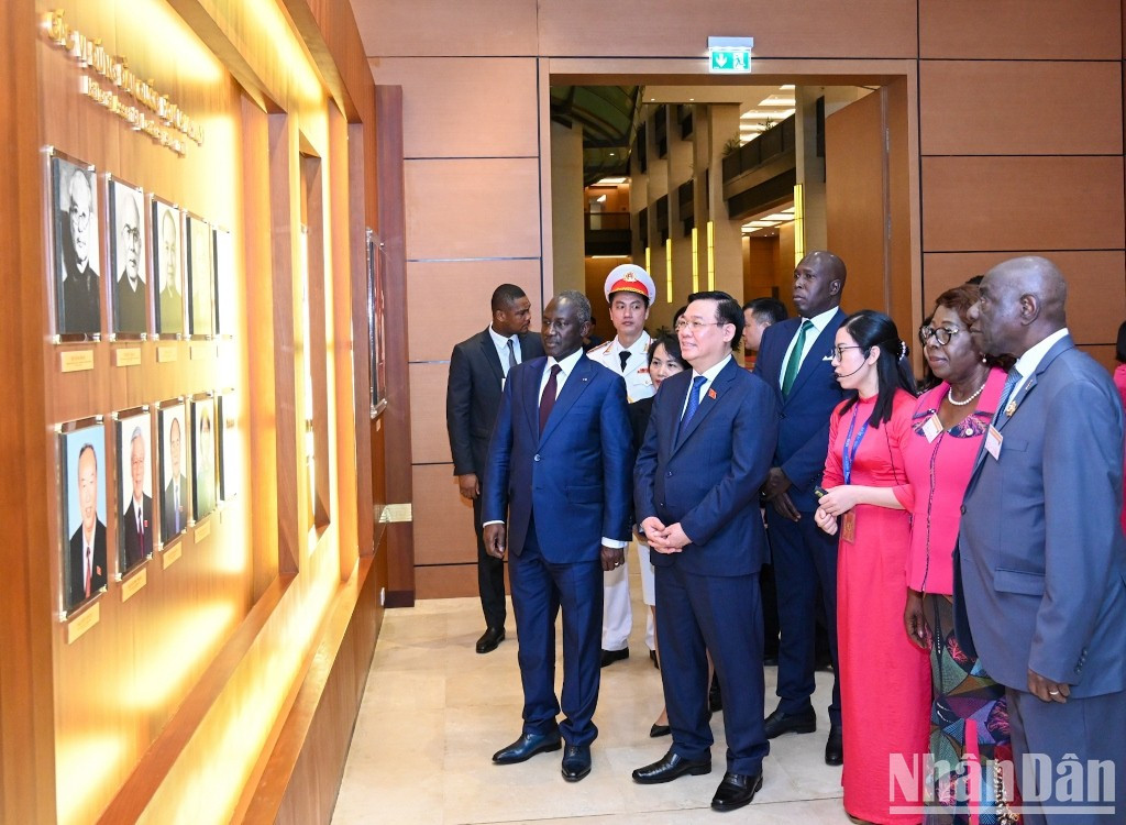Ambos titulares visitan la sala memorial de la Asamblea Nacional de Vietnam. Ambos titulares visitan la sala memorial de la Asamblea Nacional de Vietnam.