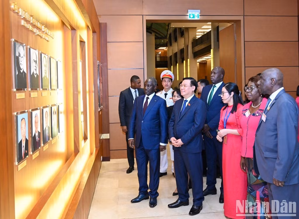 Ambos titulares visitan la sala memorial de la Asamblea Nacional de Vietnam.
