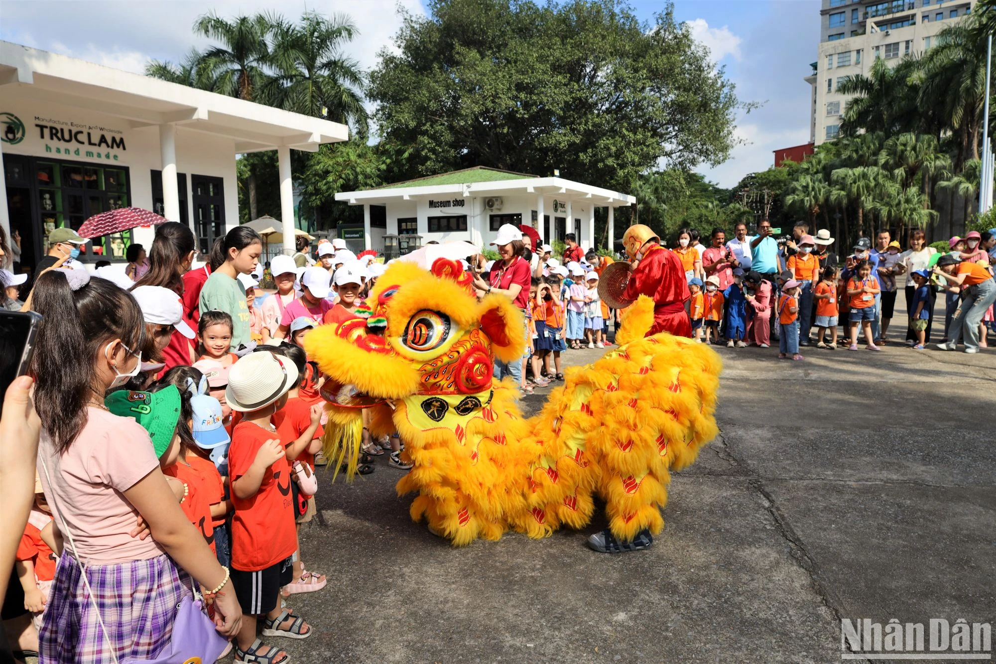 Un espectáculo de danza del león da la bienvenida a los visitantes. Un espectáculo de danza del león da la bienvenida a los visitantes.