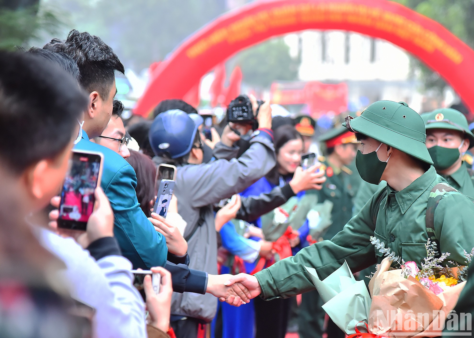 Los apretones de manos y los consejos incorporan confianza y fuerza a los jóvenes soldados. Los apretones de manos y los consejos incorporan confianza y fuerza a los jóvenes soldados.