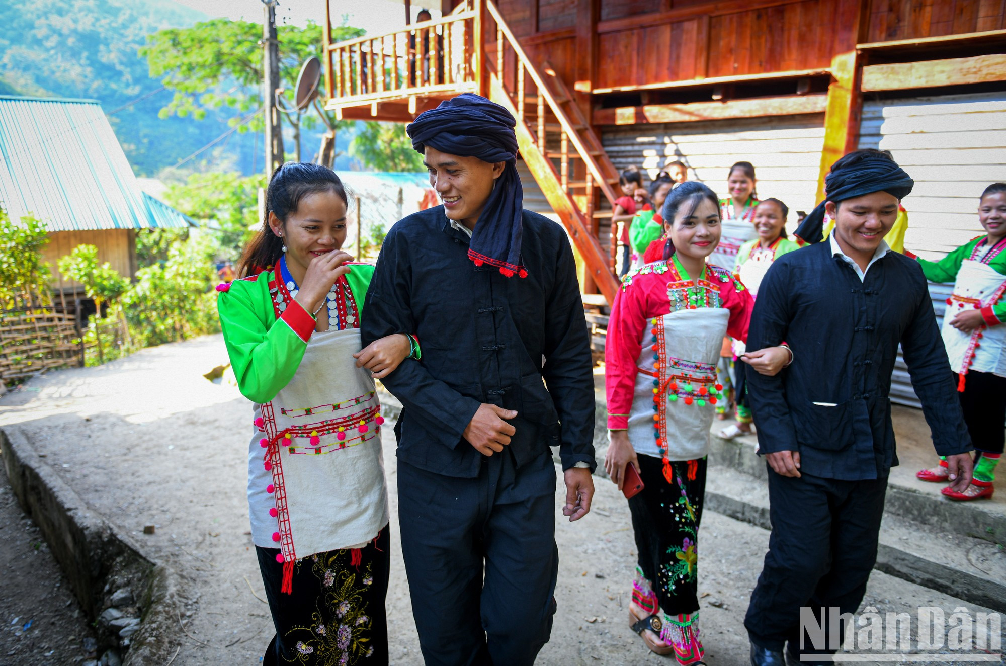 Parejas de etnia Mang se toman felizmente de la mano en la comuna de Nam Ban, distrito de Sin Ho, provincia de Lai Chau. Parejas de etnia Mang se toman felizmente de la mano en la comuna de Nam Ban, distrito de Sin Ho, provincia de Lai Chau.
