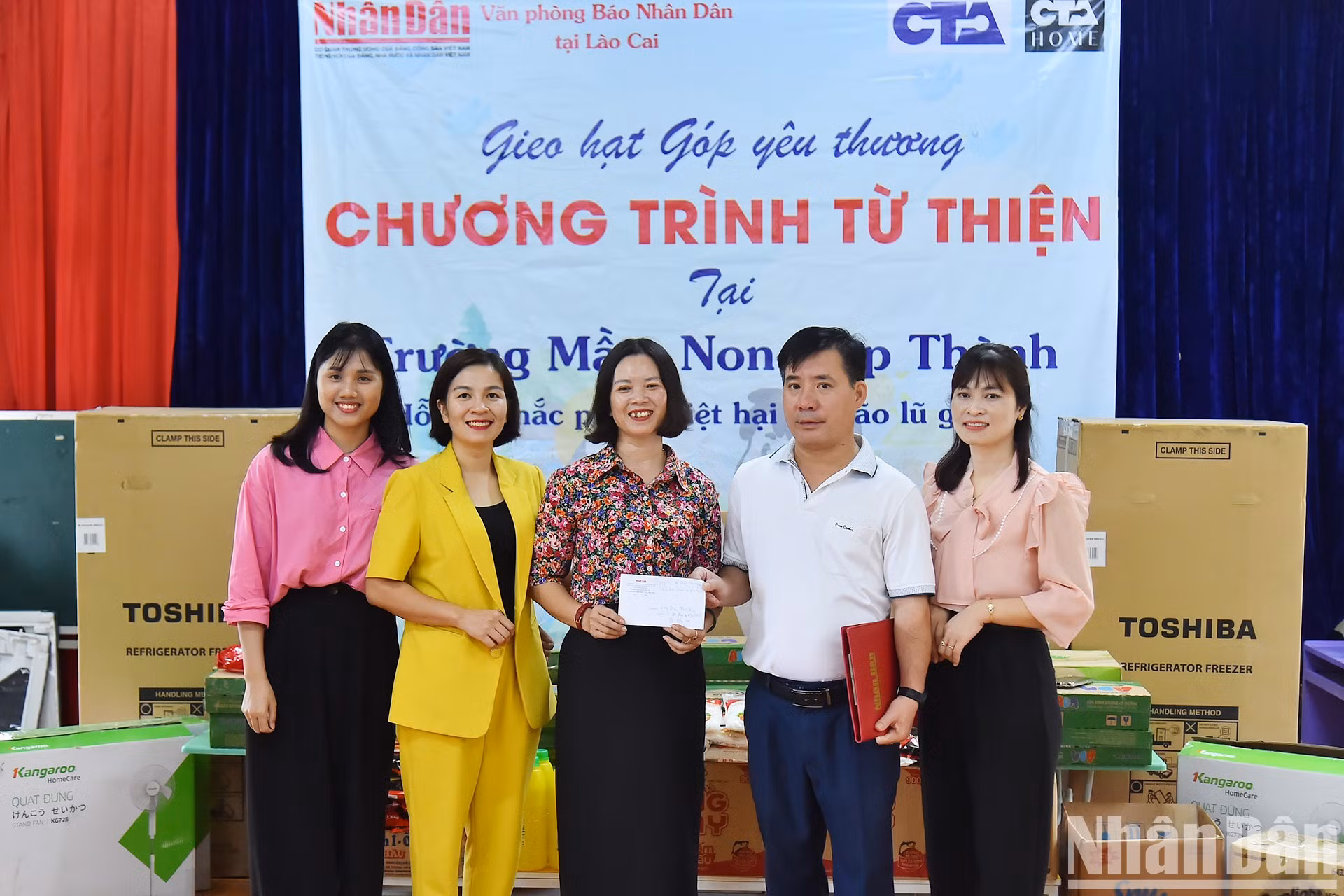 En nombre de Nhan Dan y otras partes benefactoras, el periodista Nguyen Thanh Tam otorga al establecimiento equipos como refrigeradores, televisores y algunos artículos de primera necesidad.