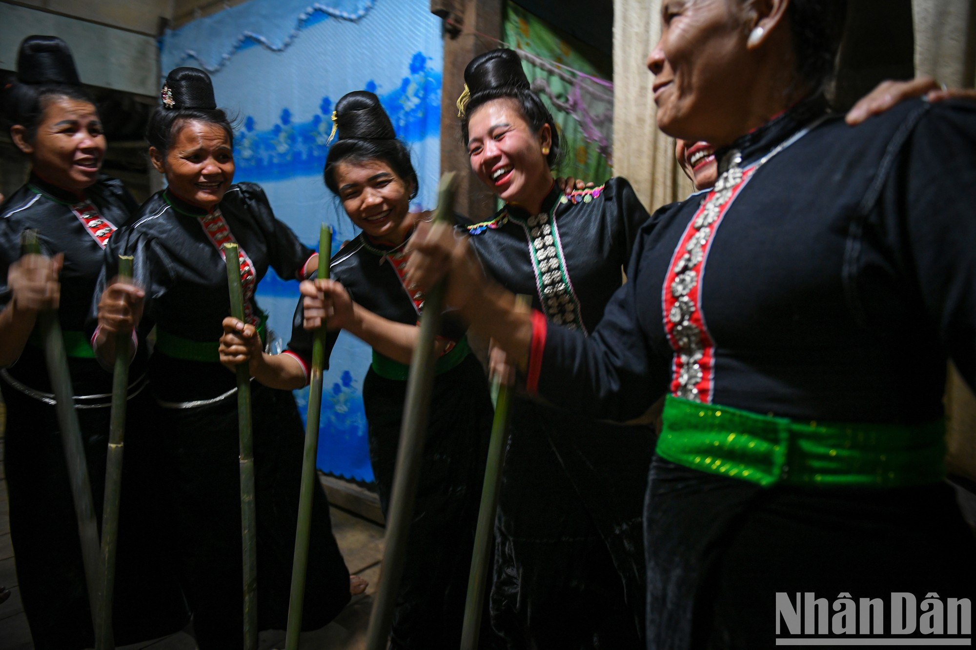 Sonrisas felices de mujeres de la etnia La Ha con danza tradicional. Sonrisas felices de mujeres de la etnia La Ha con danza tradicional.