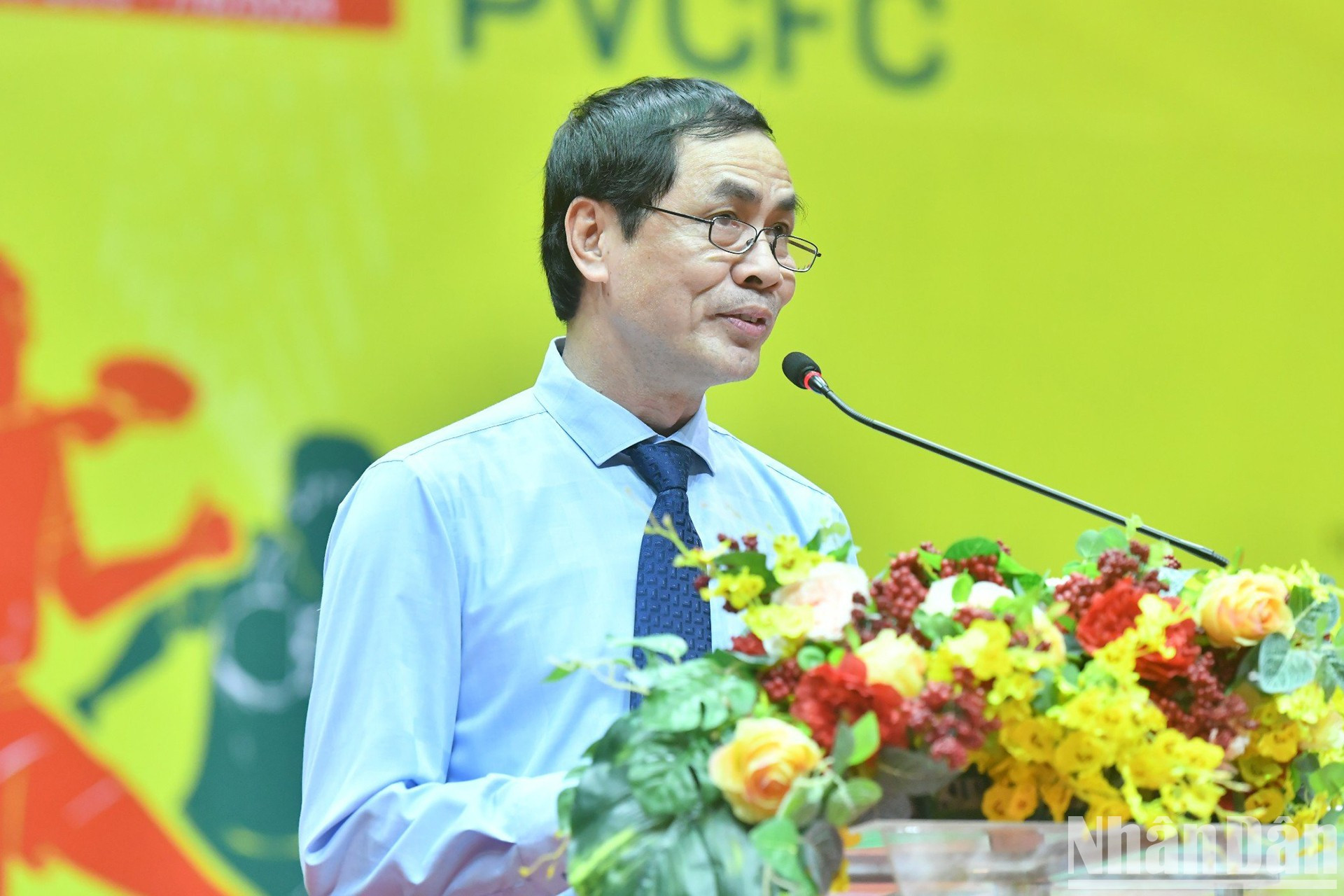 Tran Huu Viet, jefe de la Redacción de Cultura y Arte del diario Nhan Dan, jefe del comité organizador, interviene. Tran Huu Viet, jefe de la Redacción de Cultura y Arte del diario Nhan Dan, jefe del comité organizador, interviene.