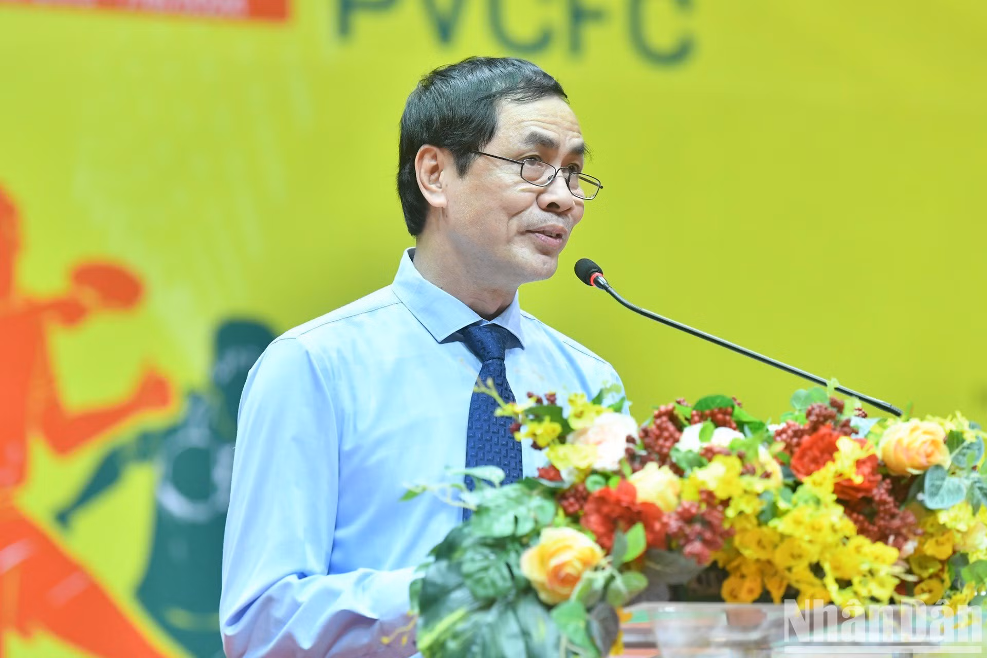 Tran Huu Viet, jefe de la Redacción de Cultura y Arte del diario Nhan Dan, jefe del comité organizador, interviene.