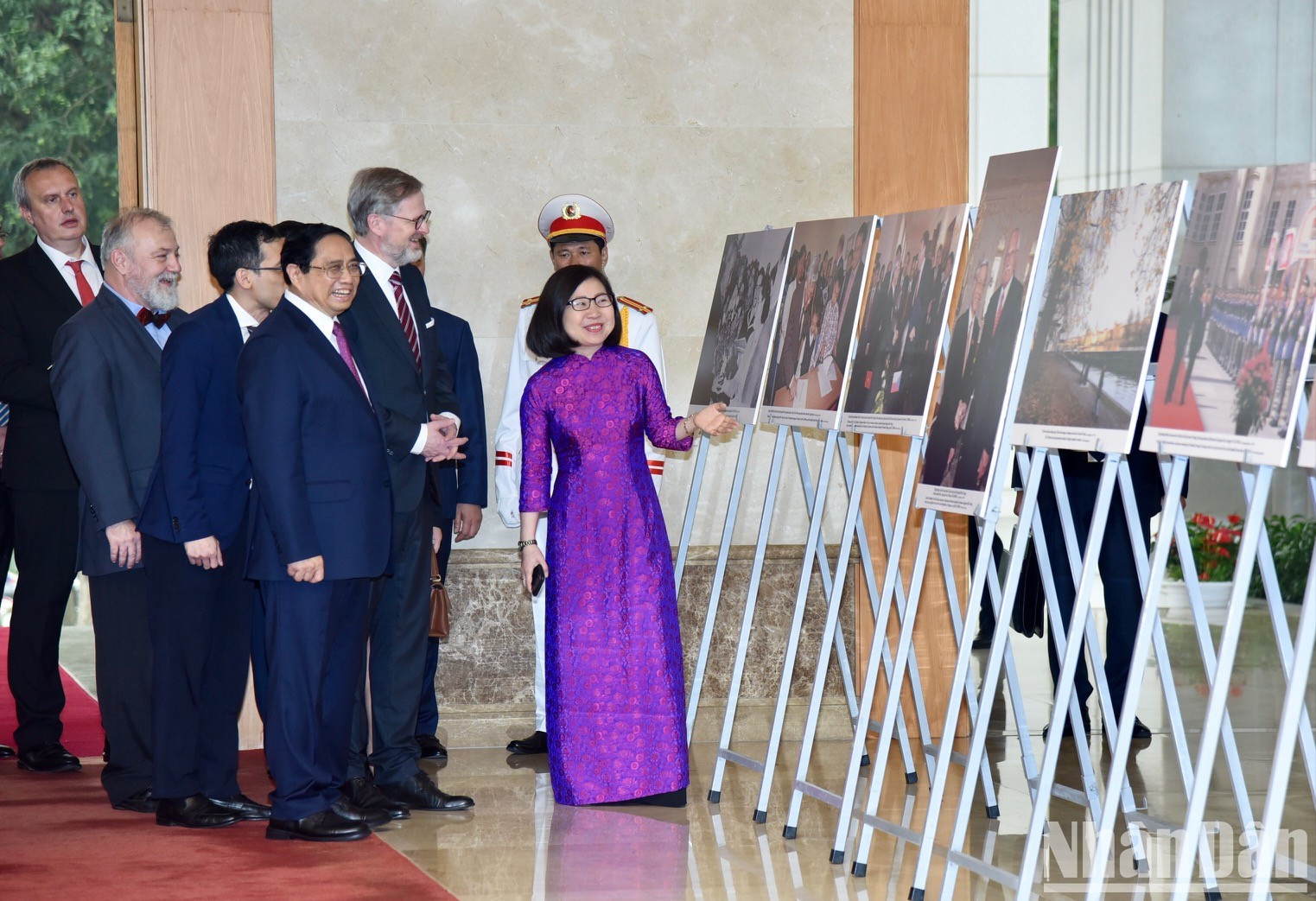 Ambos dirigentes visitan un espacio que exhibe fotos sobre las relaciones diplomáticas entre los dos países Ambos dirigentes visitan un espacio que exhibe fotos sobre las relaciones diplomáticas entre los dos países