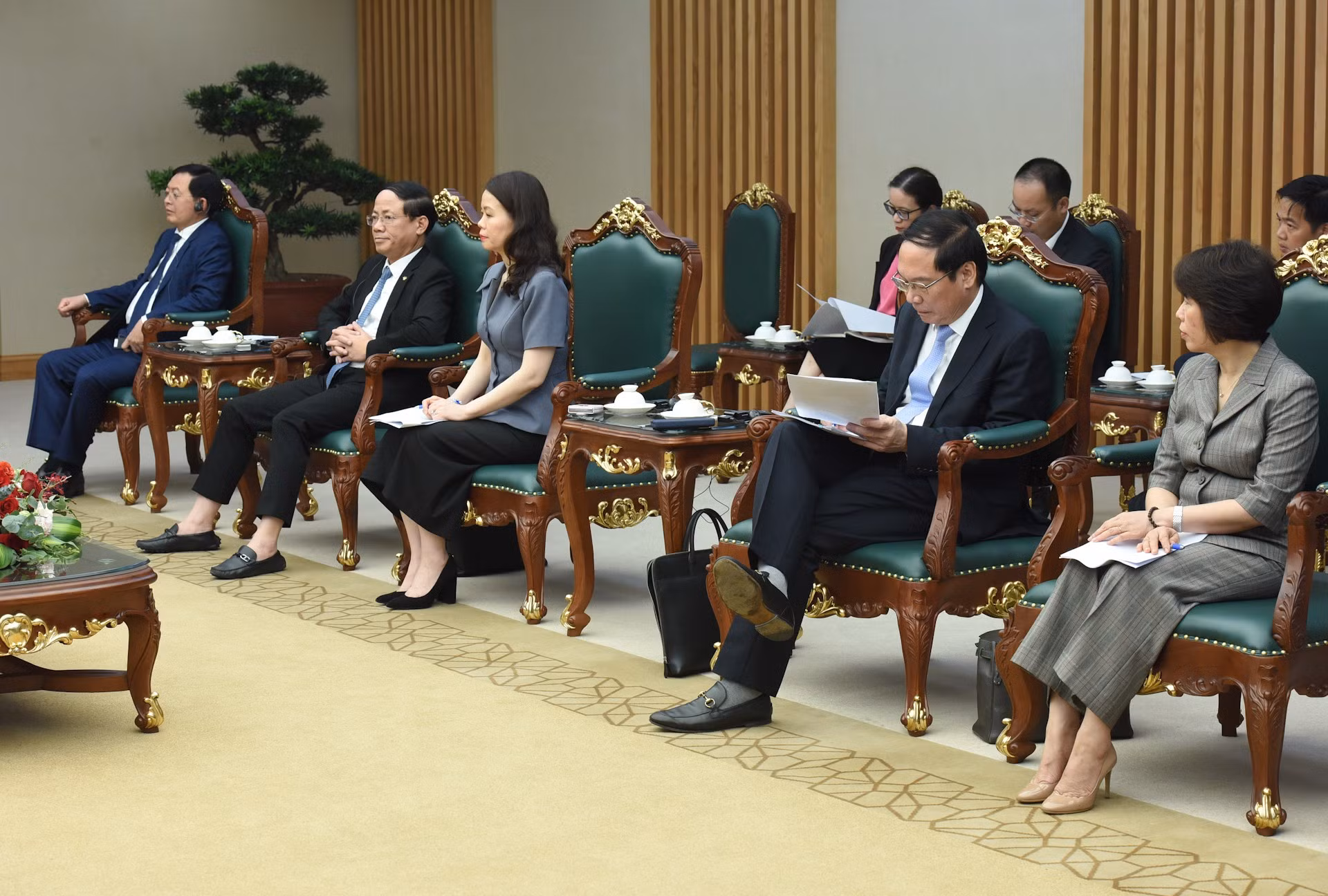 Asistentes vietnamitas en la cita.