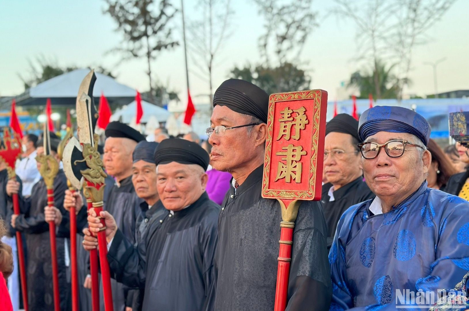Ancianos participantes en la ceremonia. Ancianos participantes en la ceremonia.