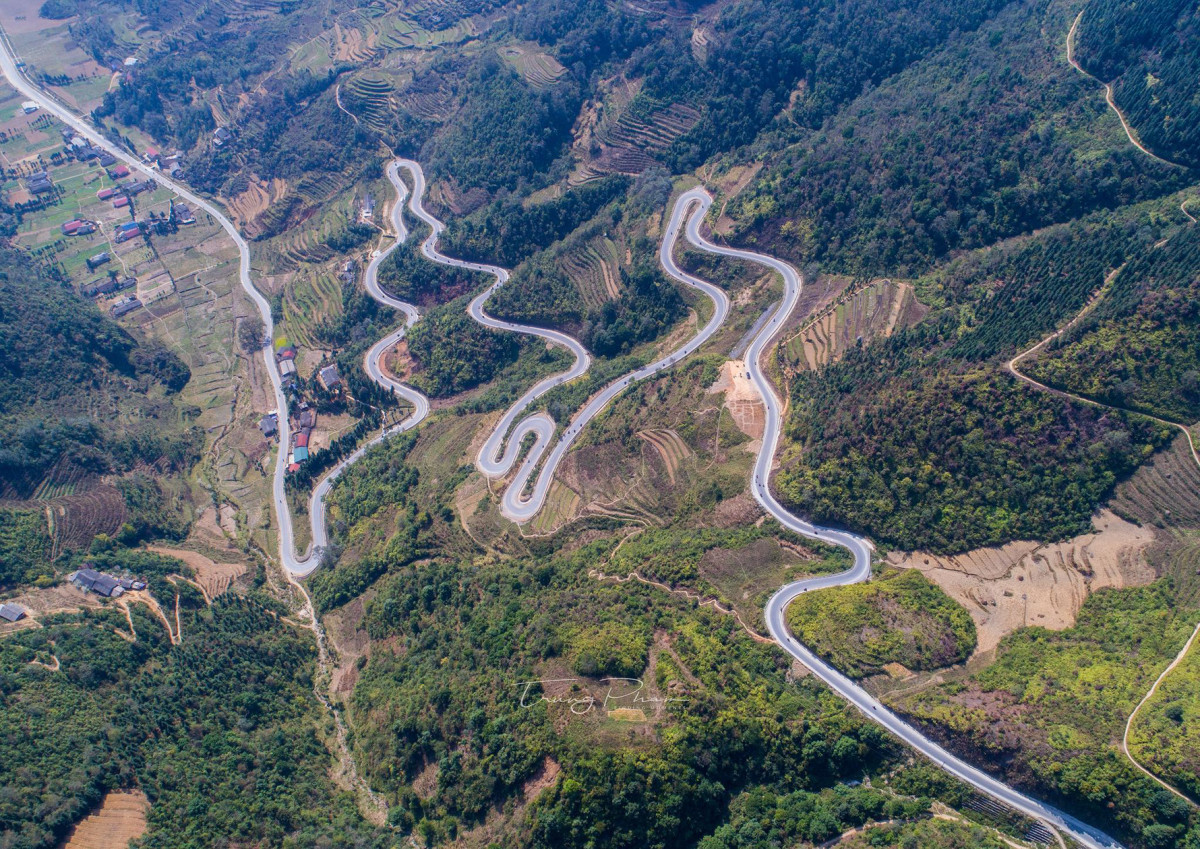 Famoso paso con nueve curvas en Ha Giang, el tramo entre Pho Cao y Sung La. Este paso crea una sensación de suspenso para el conductor debido a sus curvas continuas, sinuosas y empinadas.