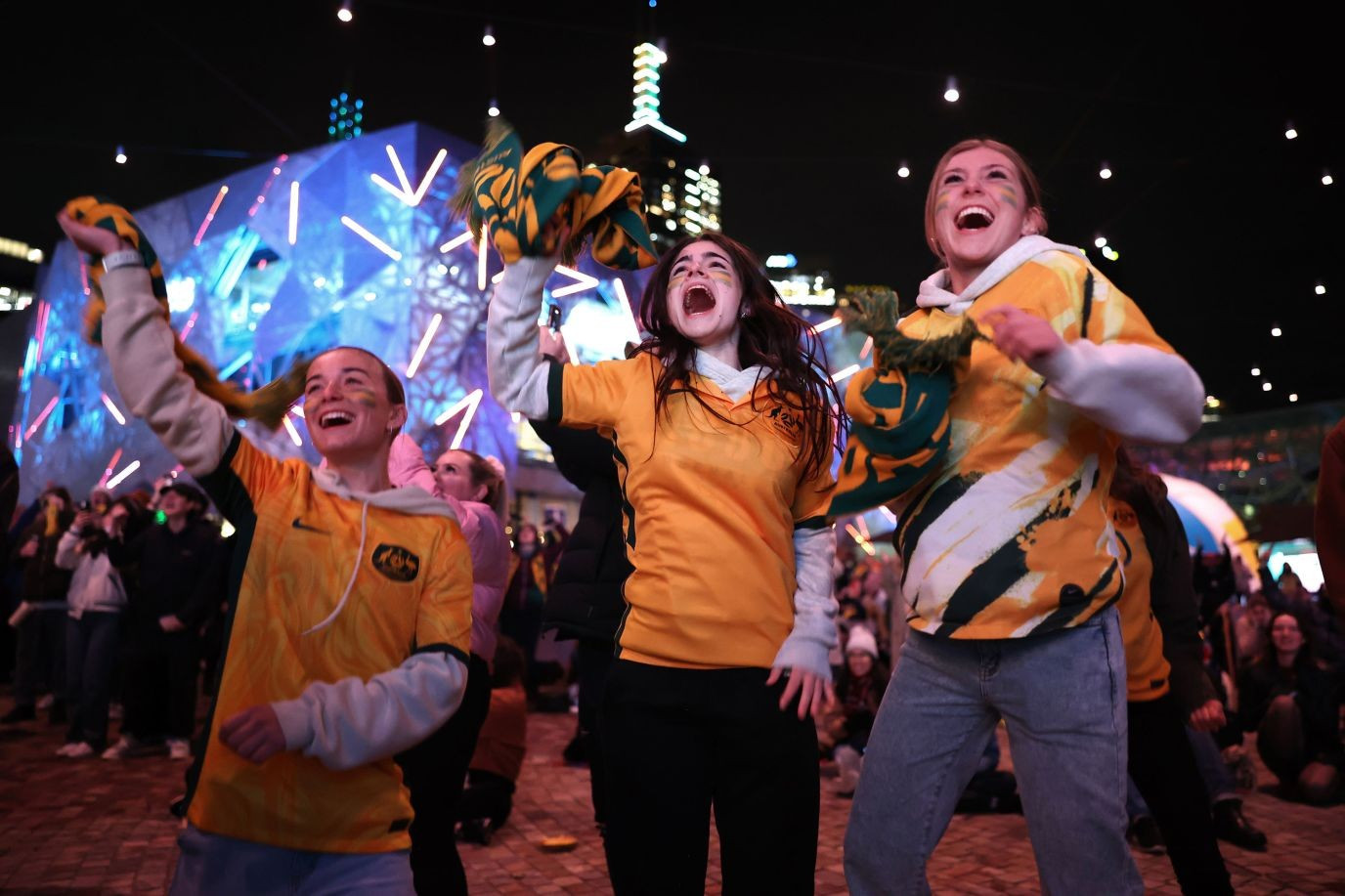 Los hinchas en Melbourne celebran cuando el equipo femenino australiano anota en el choque contra Irlanda. (Foto: Getty Images) Los hinchas en Melbourne celebran cuando el equipo femenino australiano anota en el choque contra Irlanda. (Foto: Getty Images)