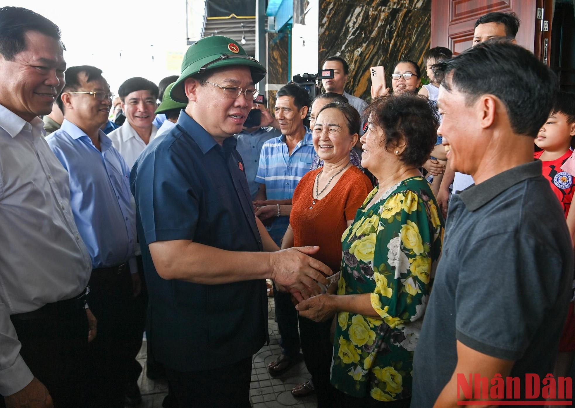 Dinh Hue conversa con residentes en el área de reasentamiento de Loc An-Binh Son.