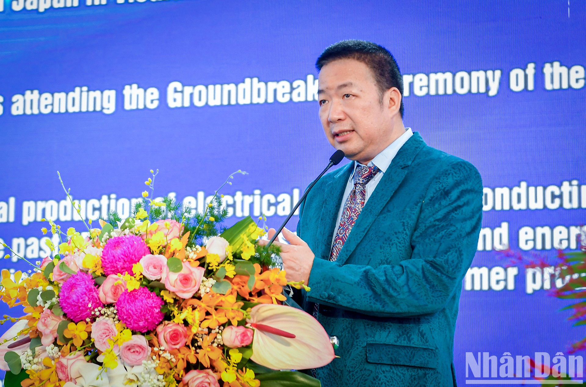 Man Ngoc Anh, presidente del Grupo Hanaka, inversionista del proyecto, habla en la ceremonia.
