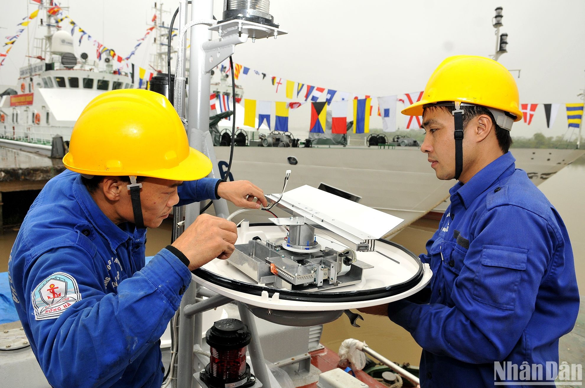 La fuerza laboral de la era 4.0 está dotada de conocimientos para mantenerse actualizada sobre las tendencias tecnológicas de estos tiempos. En la foto, trabajadores del astillero Hong Ha instalan equipos de información en barcos. La fuerza laboral de la era 4.0 está dotada de conocimientos para mantenerse actualizada sobre las tendencias tecnológicas de estos tiempos. En la foto, trabajadores del astillero Hong Ha instalan equipos de información en barcos.