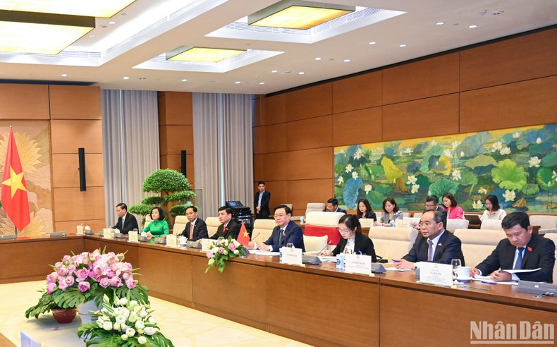 Delegados vietnamitas asistentes a la cita.