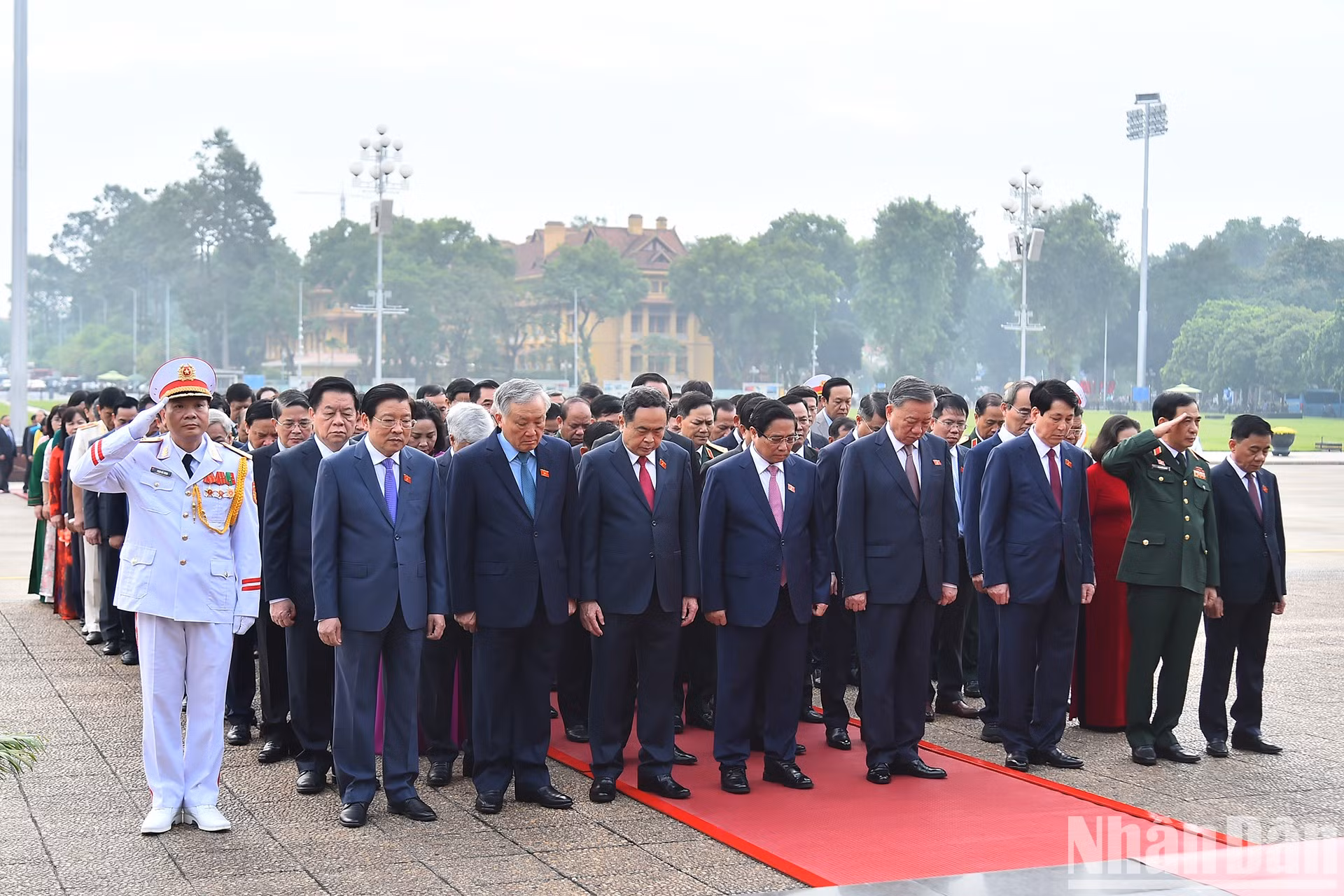 Rinden homenaje a los grandes logros del Presidente Ho Chi Minh.
