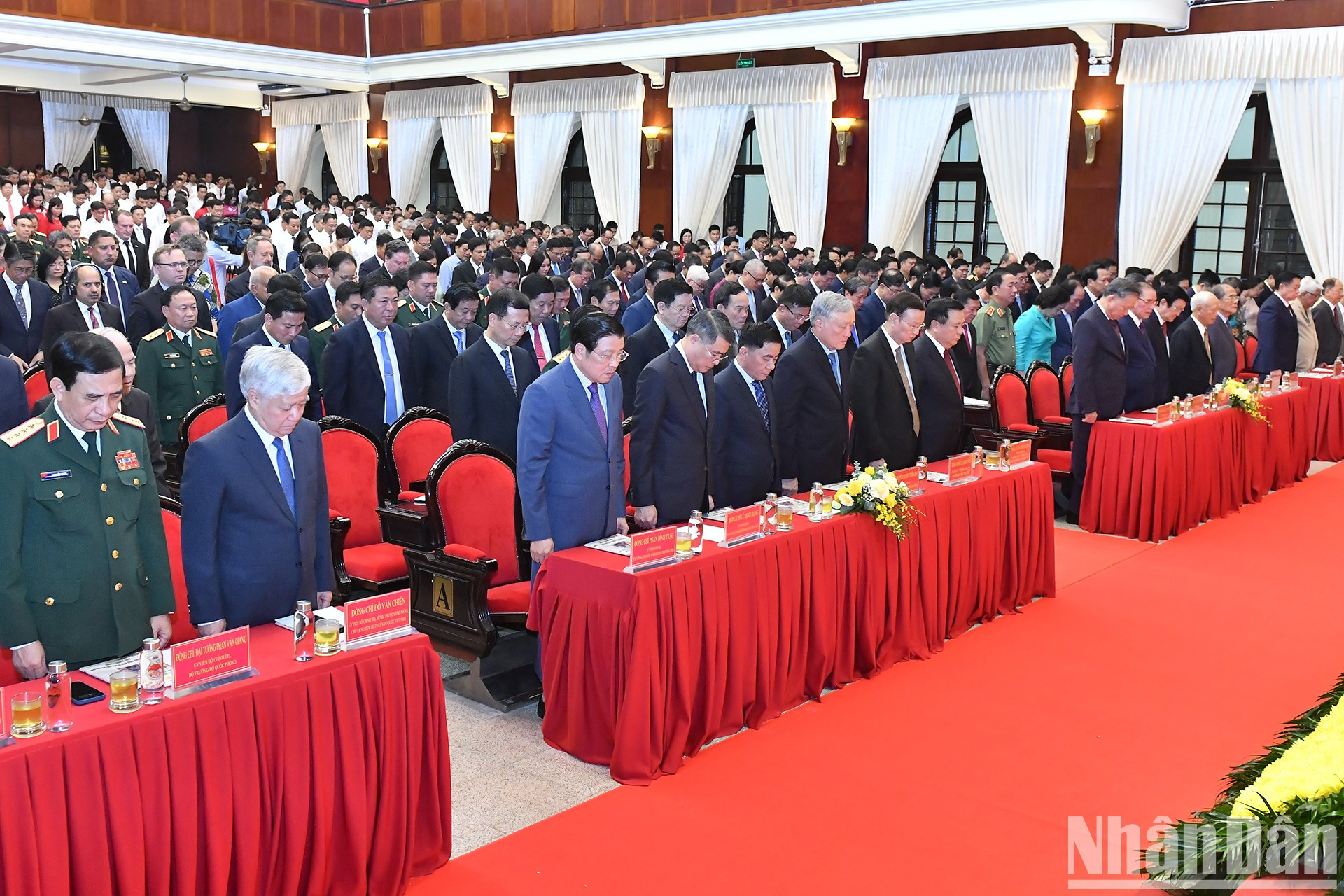 Los delegados guardan un minuto de silencio en memoria de las víctimas del supertifón Yagi. Los delegados guardan un minuto de silencio en memoria de las víctimas del supertifón Yagi.
