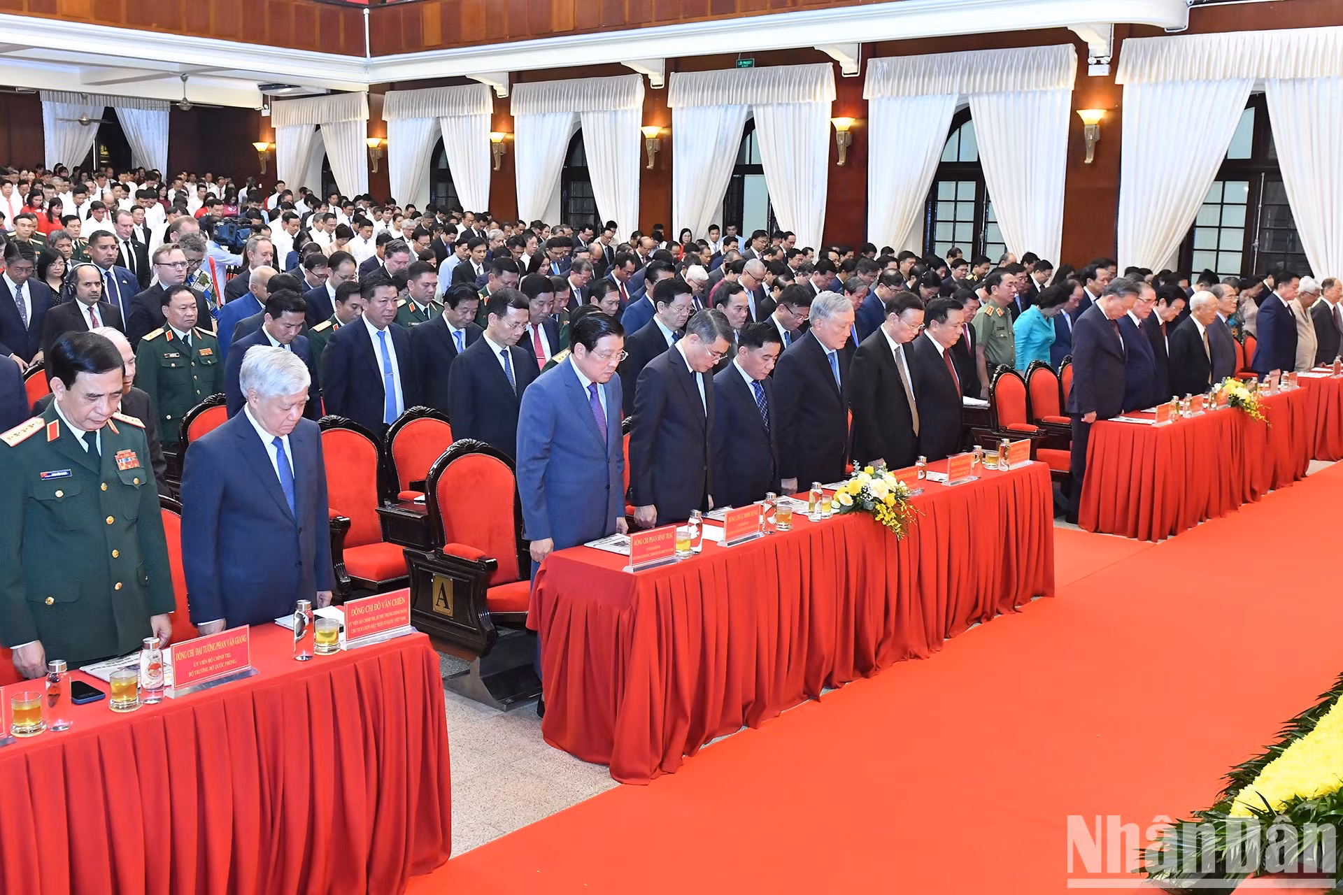 Los delegados guardan un minuto de silencio en memoria de las víctimas del supertifón Yagi. Los delegados guardan un minuto de silencio en memoria de las víctimas del supertifón Yagi.