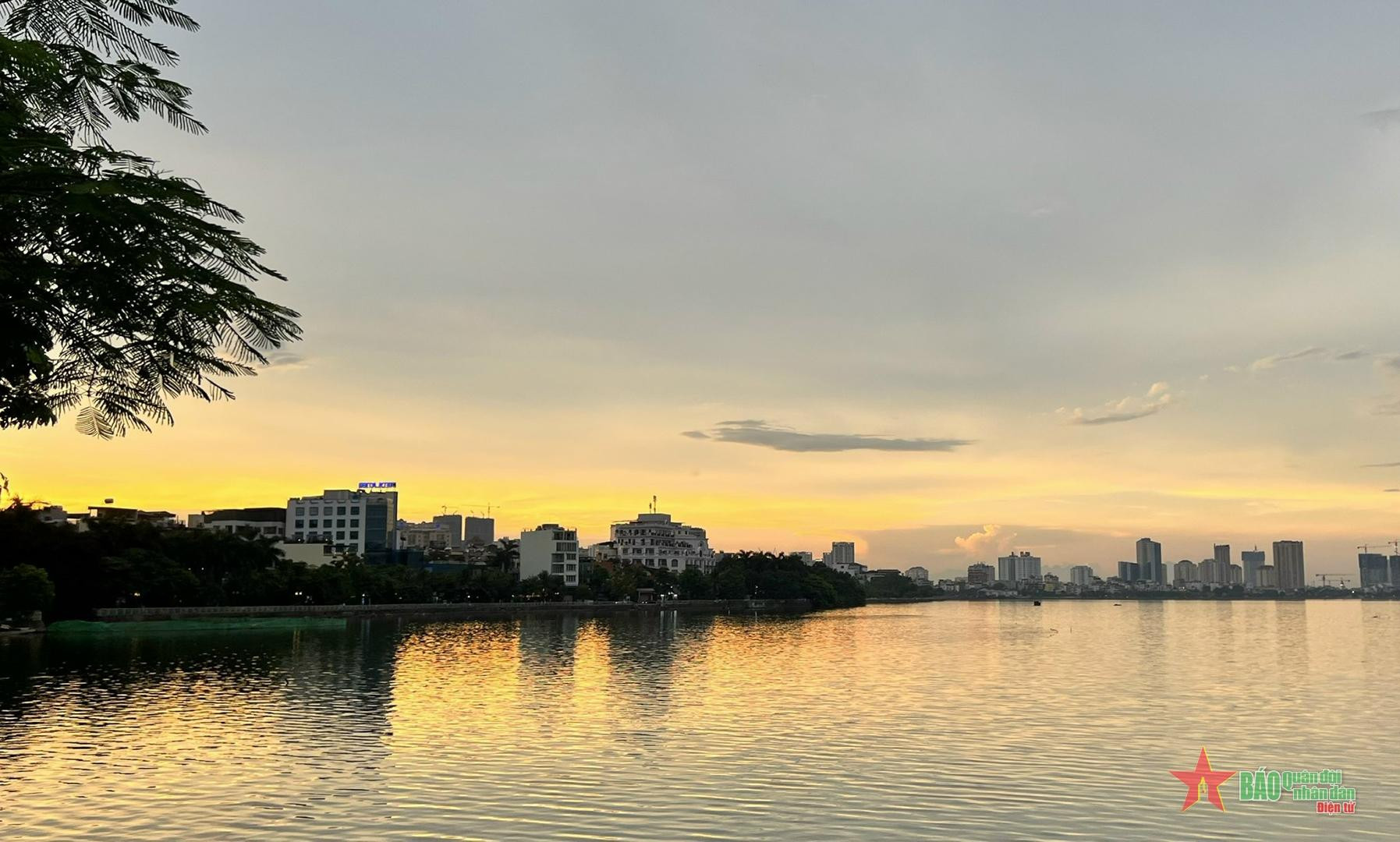 El lago Oeste viste en las tardes un abrigo anaranjado, evocando emociones e inspirando a los amantes de la fotografía. El lago Oeste viste en las tardes un abrigo anaranjado, evocando emociones e inspirando a los amantes de la fotografía.