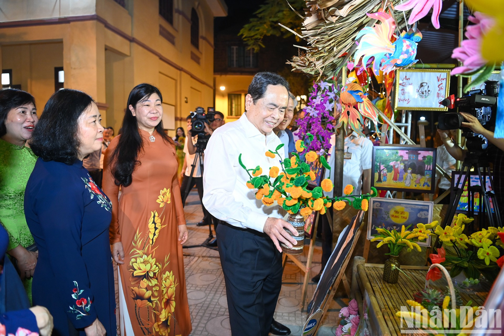 Thanh Man visita los stands del festival.