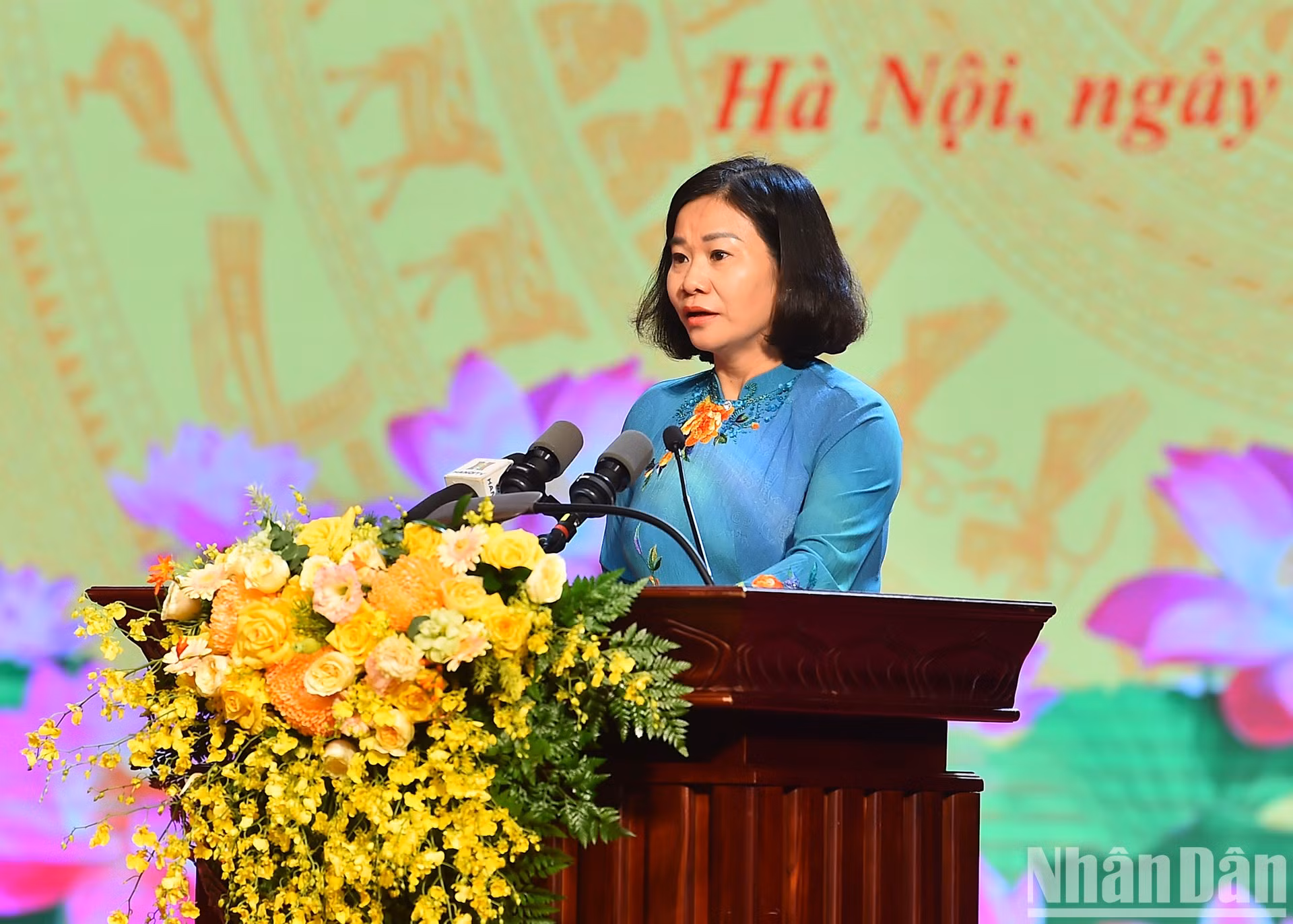 guyen Thi Tuyen, vicesecretaria permanente del Comité del Partido en Hanói, habla en el encuentro.