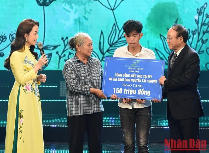 La familia de Nguyen Tai Phuong y la comunidad vietnamita en Estados Unidos donan más de seis mil dólares a Nguyen Van Tuan del distrito de Ha Hoa, provincia de Phu Tho, quien perdió a ambos padres cuando era estudiante de primaria. La familia de Nguyen Tai Phuong y la comunidad vietnamita en Estados Unidos donan más de seis mil dólares a Nguyen Van Tuan del distrito de Ha Hoa, provincia de Phu Tho, quien perdió a ambos padres cuando era estudiante de primaria.