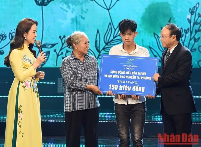 La familia de Nguyen Tai Phuong y la comunidad vietnamita en Estados Unidos donan más de seis mil dólares a Nguyen Van Tuan del distrito de Ha Hoa, provincia de Phu Tho, quien perdió a ambos padres cuando era estudiante de primaria.