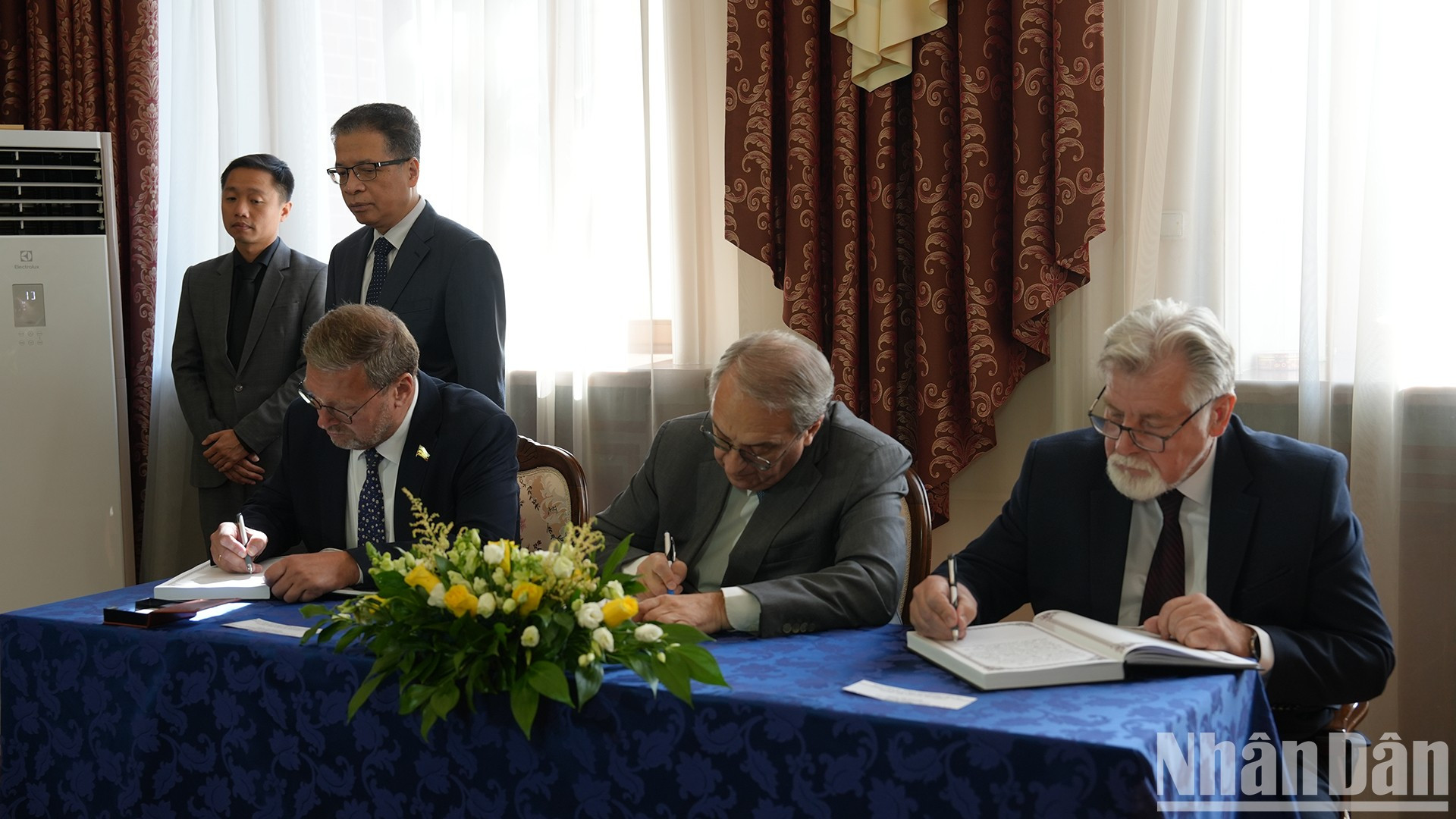 Los dirigentes escriben en el libro de condolencias. Los dirigentes escriben en el libro de condolencias.