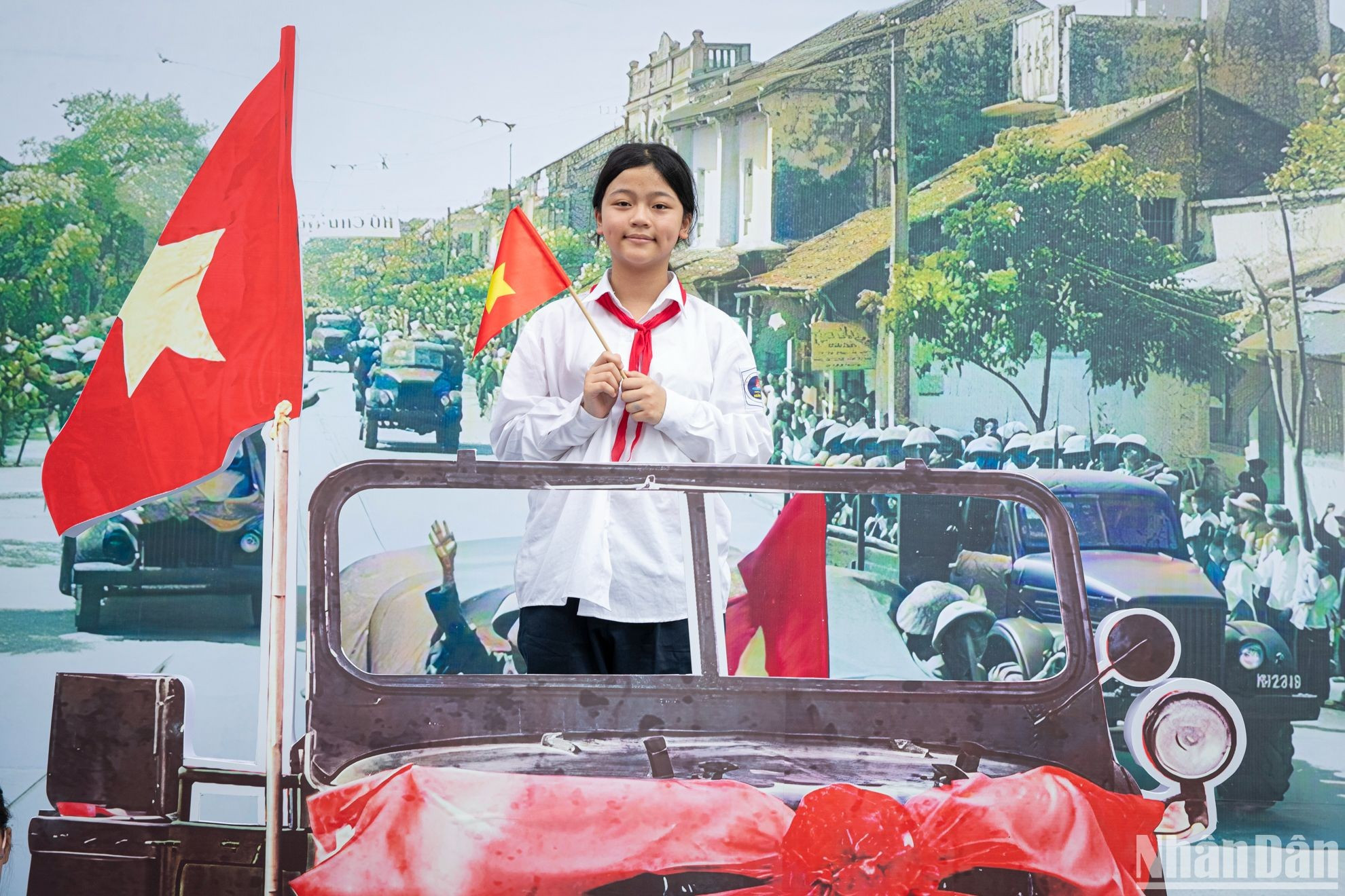 Con la bandera nacional en sus manos, los alumnos se sienten orgullosos de su país. Con la bandera nacional en sus manos, los alumnos se sienten orgullosos de su país.