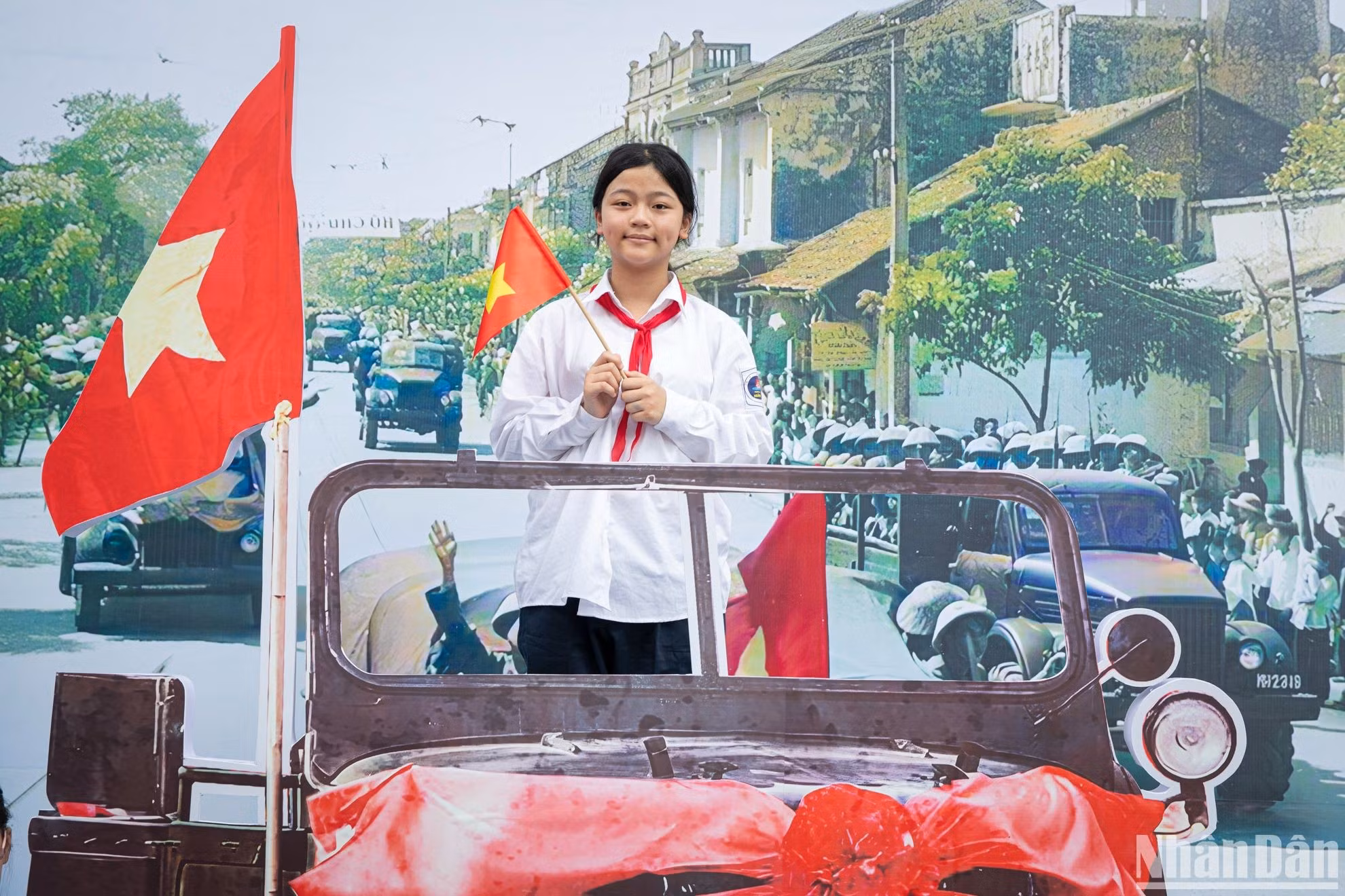 Con la bandera nacional en sus manos, los alumnos se sienten orgullosos de su país.