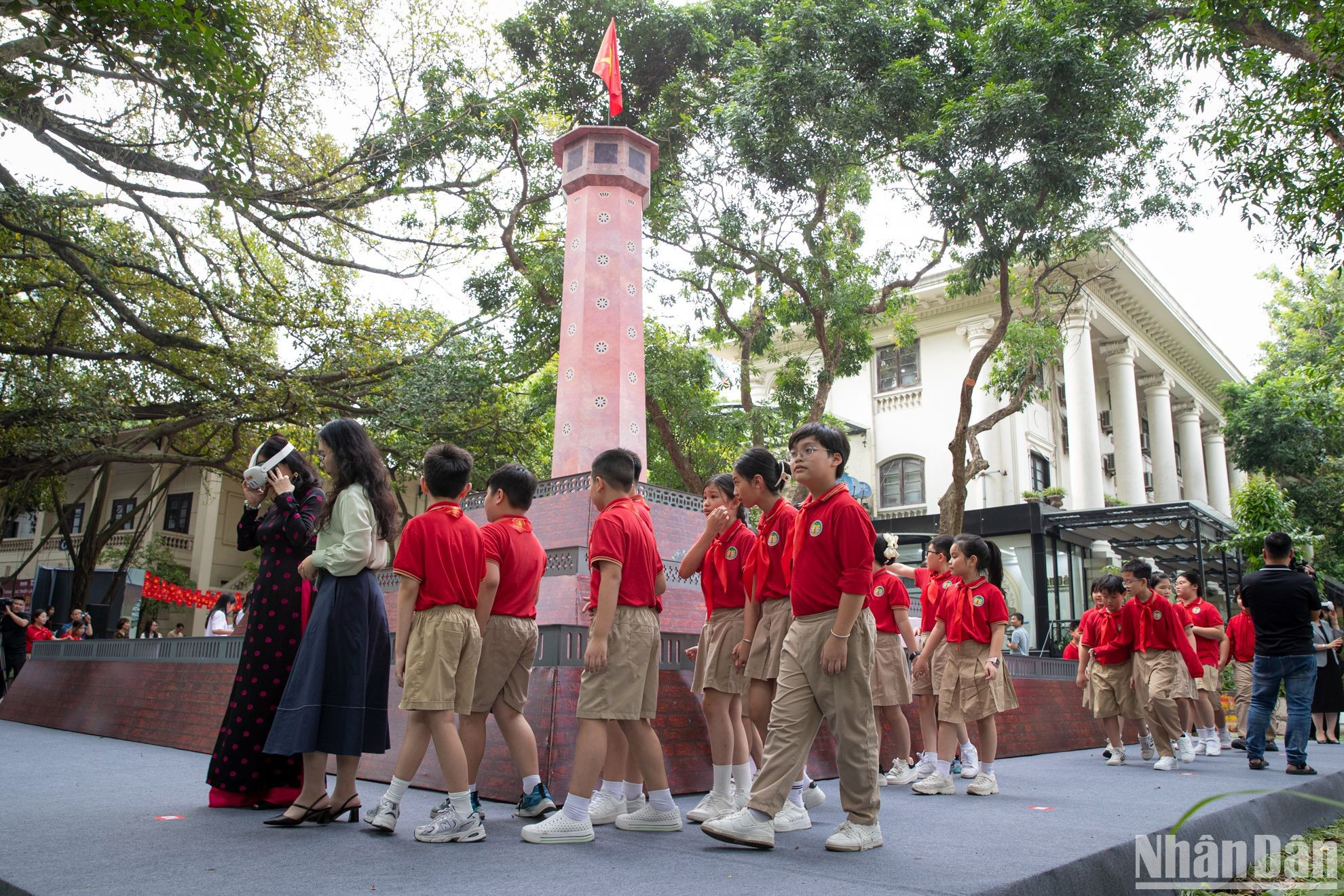 Los alumnos visitan el modelo de la Torre de la Bandera de Hanói. Los alumnos visitan el modelo de la Torre de la Bandera de Hanói.