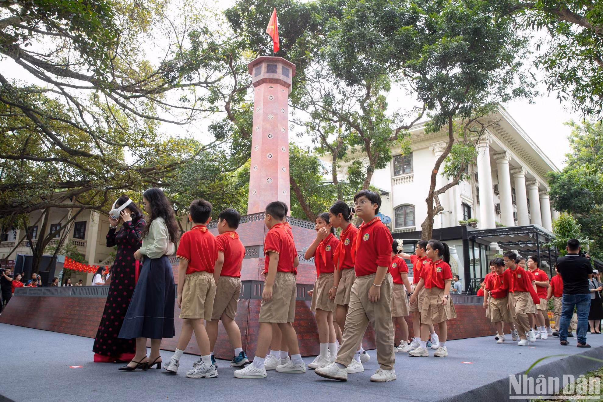 Los alumnos visitan el modelo de la Torre de la Bandera de Hanói.