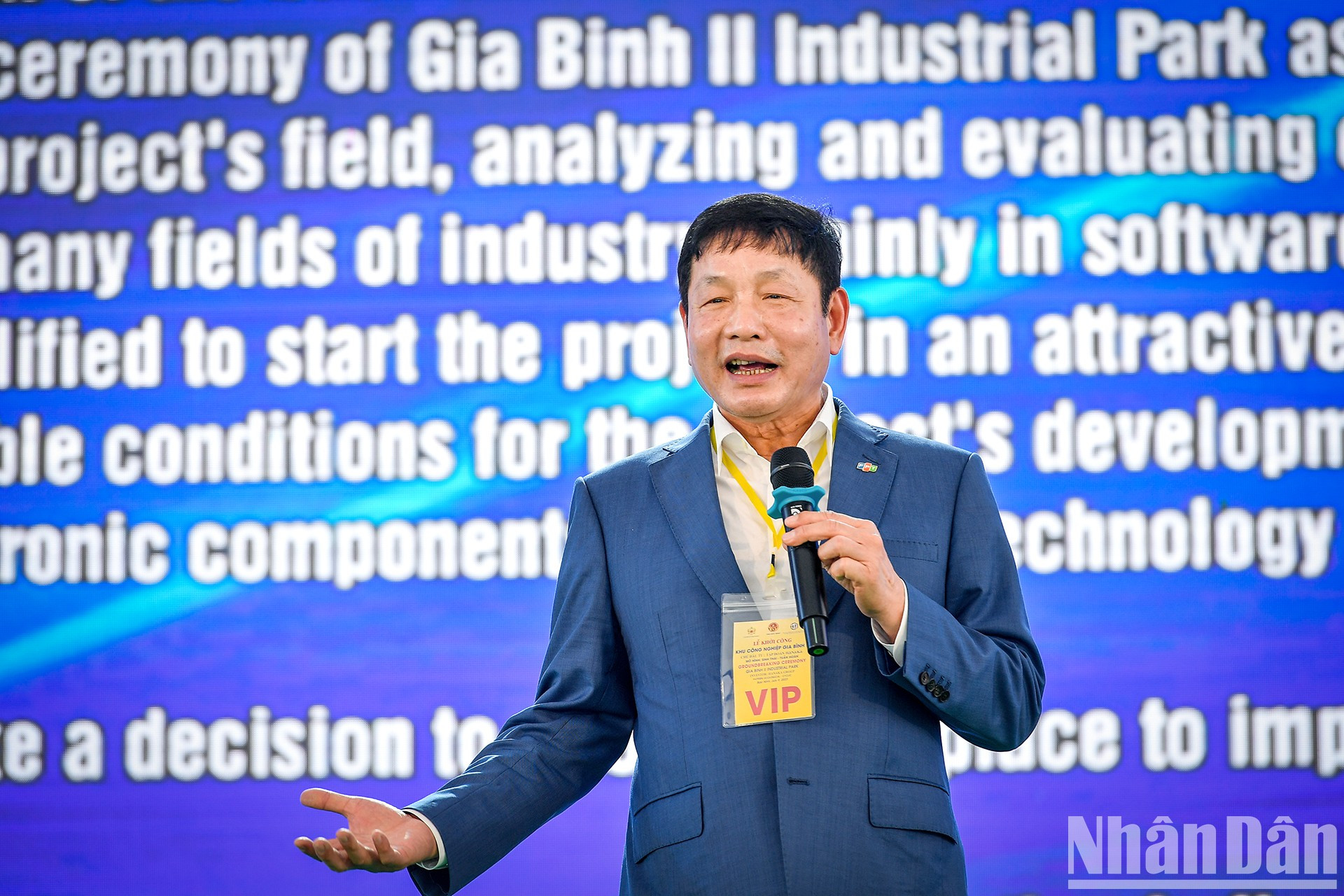 Interviene Truong Gia Binh, presidente de la junta directiva de la Corporación FPT, uno de los socios del proyecto.