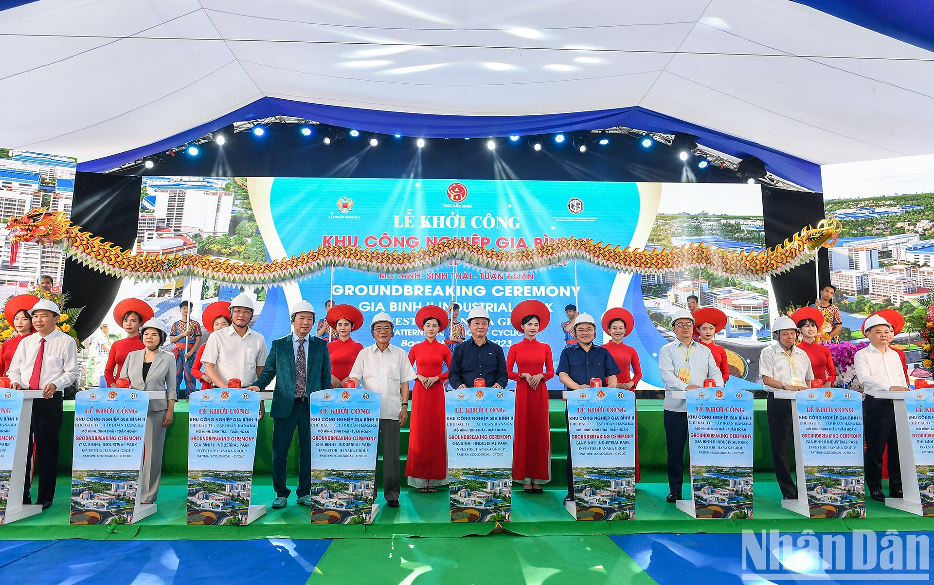 El expresidente de la Asamblea Nacional Nguyen Sinh Hung, el viceprimer ministro Tran Hong Ha y otros delegados en el evento.