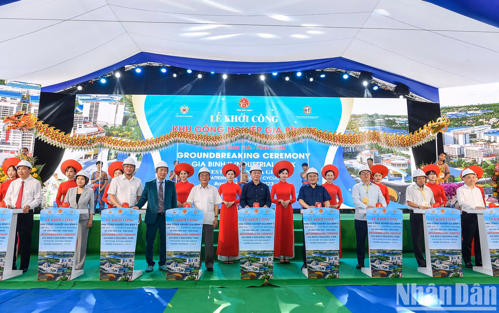 El expresidente de la Asamblea Nacional Nguyen Sinh Hung, el viceprimer ministro Tran Hong Ha y otros delegados en el evento.