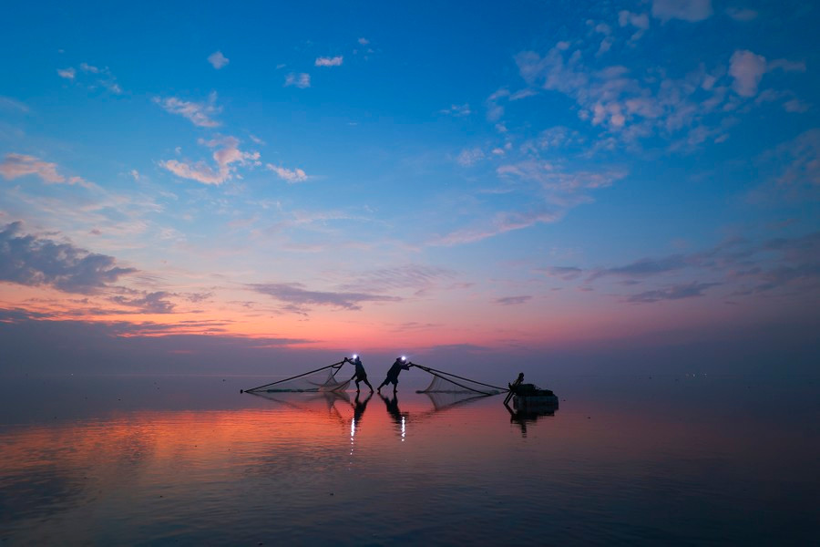 El mar es como un espejo gigante que refleja el cielo azul claro. El mar es como un espejo gigante que refleja el cielo azul claro.