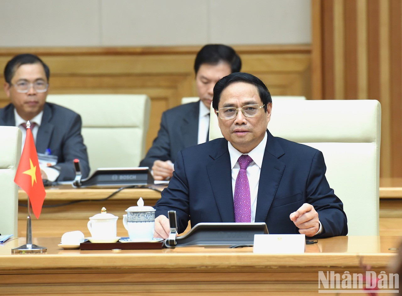 Minh Chinh habla en una reunión con su similar de Malasia, Anwar Ibrahim.