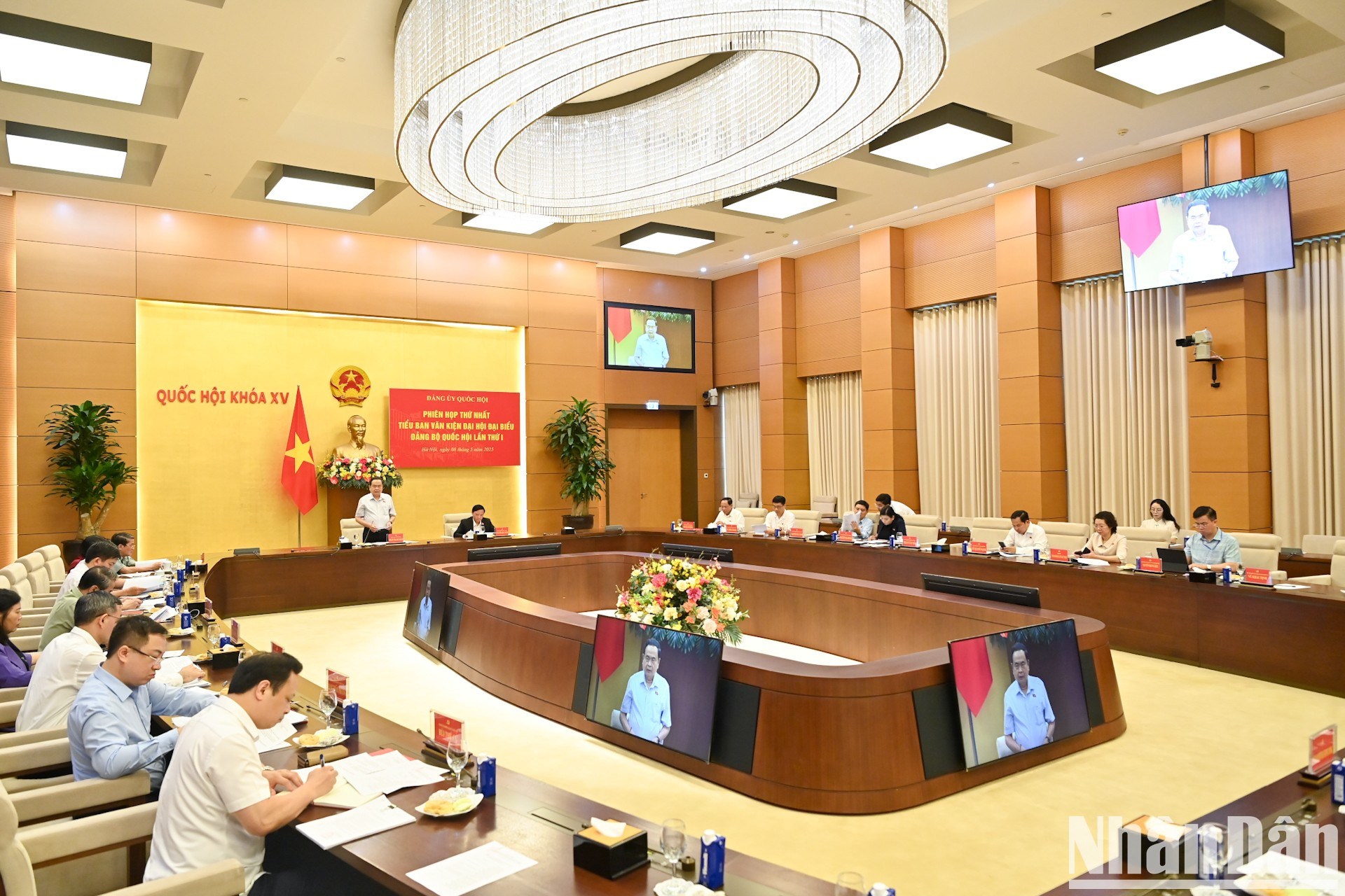 Escena de la reunión. Escena de la reunión.