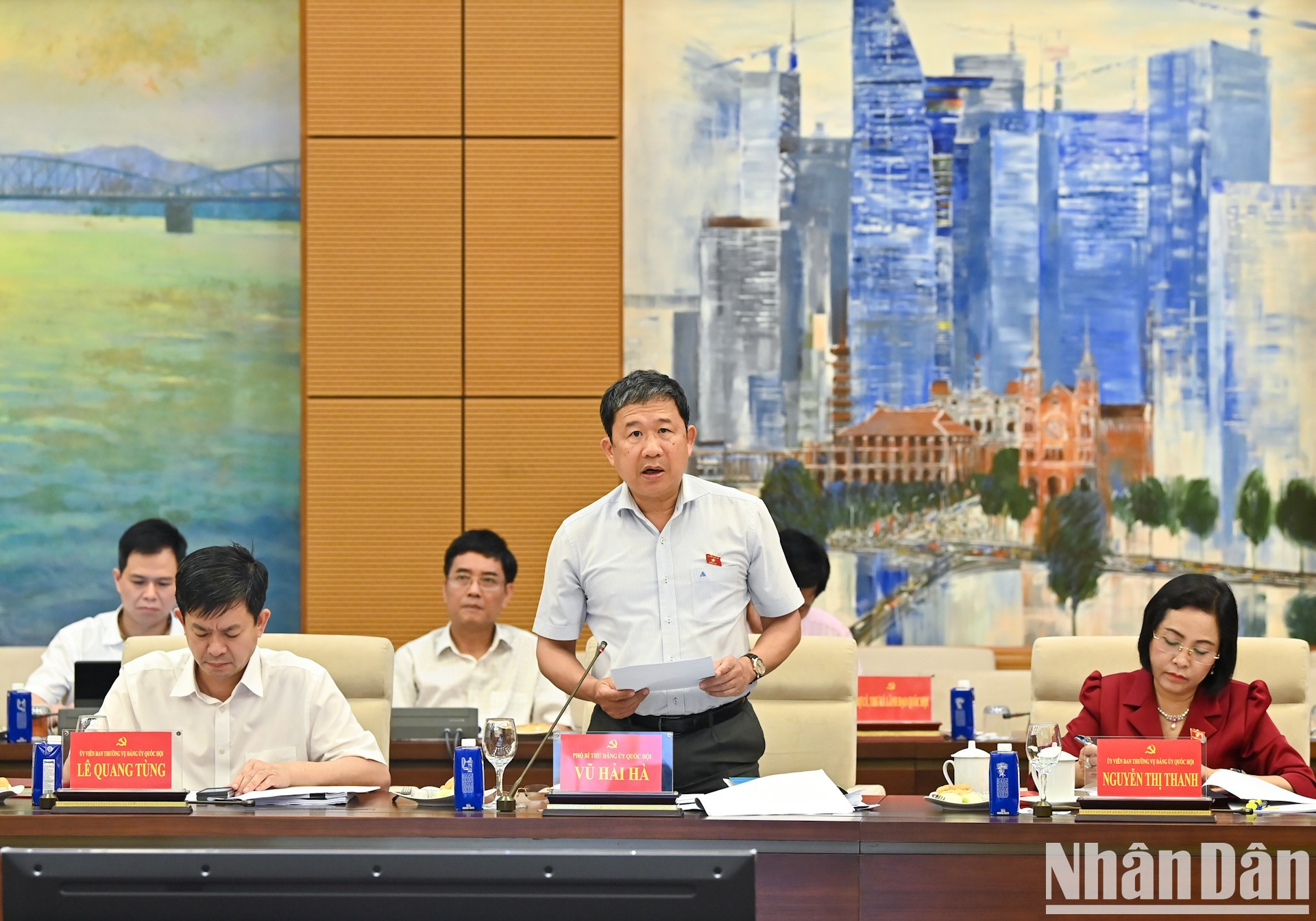 El vicesecretario del Comité partidista de la Asamblea Nacional Vu Hai Ha asigna las tareas a los miembros del Subcomité. El vicesecretario del Comité partidista de la Asamblea Nacional Vu Hai Ha asigna las tareas a los miembros del Subcomité.